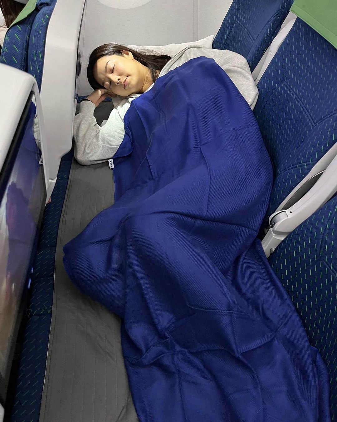 すみれさんのインスタグラム写真 - (すみれInstagram)「機体にウミガメがデザインされている「FLYING HONU（フライングホヌ）」に乗ってハワイまで行きました！ @ana.japan 🐢  3～4席使ってベッドのようにできる「カウチシート」でくつろぎながら過ごせました😇  そして今夜8時〜 BS-TBS「やっぱりハワイ!〜新時代ハワイのロングスティ〜」が放送されます！是非みてね🩵」7月16日 13時57分 - sumire808