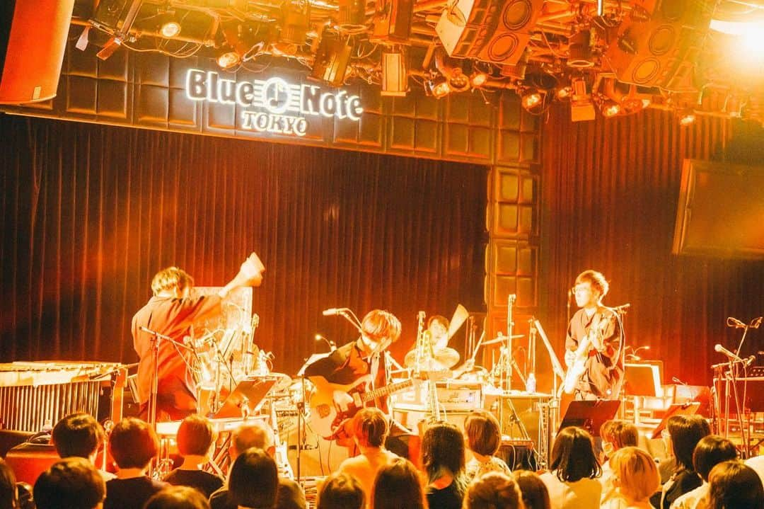 蓮沼執太さんのインスタグラム写真 - (蓮沼執太Instagram)「蓮沼執太フィル Blue Note Tokyo 公演ありがとうー！  1st, 2nd 完全に異なるセットリストを演奏したメンバーにも👏 みなさんの良き夏のはじまりになったでしょうか。またお会いしましょう！  【1st】 seneca Meeting Place Juxtaposition with Tokyo Zero Concerto NEW BLACKOUT #API Eco Echo  【2nd】 SoulOsci 起点 Imr Earphone & Headphone in my Head - PLAY0 環境と心理 テレポート GPS 1/2 SLEEP wannapunch! - Discover Tokyo - Sunny Day in Saginomiya  写真：後藤武浩 @takehirogoto   演奏プレイリスト https://open.spotify.com/playlist/2d38xsRN3moWsBk2t3FWRf?si=b4798d6b54994cfb  BGMプレイリスト https://open.spotify.com/playlist/4mT6ytM5L69fJBQLs9D5Wx?si=0c98ce7a03ed4bae  Shuta Hasunuma Philharmonic Orchestra at Blue Note Tokyo Many thanks for coming to the performance.  Also, thank you to the members of ensemble who played completely different setlists for 1st and 2nd. I hope everyone has started a good summer. Thanks!  【1st】 seneca (Tortoise cover) Meeting Place Juxtaposition with Tokyo Zero Concerto NEW BLACKOUT #API Eco Echo  【2nd】 SoulOsci The Original Imr Earphone & Headphone in my Head - PLAY0 Environmental (Metafive cover) Teleport GPS 1/2 SLEEP wannapunch! - Discover Tokyo - Sunny Day in Saginomiya  Photos : Takehiro Goto  Performance’s playlist https://open.spotify.com/playlist/2d38xsRN3moWsBk2t3FWRf?si=b4798d6b54994cfb  BGM playlist https://open.spotify.com/playlist/4mT6ytM5L69fJBQLs9D5Wx?si=0c98ce7a03ed4bae」7月16日 13時57分 - shuta_hasunuma