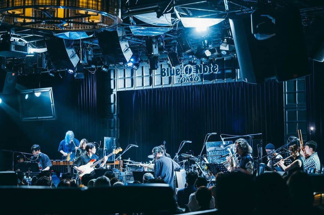 蓮沼執太さんのインスタグラム写真 - (蓮沼執太Instagram)「蓮沼執太フィル Blue Note Tokyo 公演ありがとうー！  1st, 2nd 完全に異なるセットリストを演奏したメンバーにも👏 みなさんの良き夏のはじまりになったでしょうか。またお会いしましょう！  【1st】 seneca Meeting Place Juxtaposition with Tokyo Zero Concerto NEW BLACKOUT #API Eco Echo  【2nd】 SoulOsci 起点 Imr Earphone & Headphone in my Head - PLAY0 環境と心理 テレポート GPS 1/2 SLEEP wannapunch! - Discover Tokyo - Sunny Day in Saginomiya  写真：後藤武浩 @takehirogoto   演奏プレイリスト https://open.spotify.com/playlist/2d38xsRN3moWsBk2t3FWRf?si=b4798d6b54994cfb  BGMプレイリスト https://open.spotify.com/playlist/4mT6ytM5L69fJBQLs9D5Wx?si=0c98ce7a03ed4bae  Shuta Hasunuma Philharmonic Orchestra at Blue Note Tokyo Many thanks for coming to the performance.  Also, thank you to the members of ensemble who played completely different setlists for 1st and 2nd. I hope everyone has started a good summer. Thanks!  【1st】 seneca (Tortoise cover) Meeting Place Juxtaposition with Tokyo Zero Concerto NEW BLACKOUT #API Eco Echo  【2nd】 SoulOsci The Original Imr Earphone & Headphone in my Head - PLAY0 Environmental (Metafive cover) Teleport GPS 1/2 SLEEP wannapunch! - Discover Tokyo - Sunny Day in Saginomiya  Photos : Takehiro Goto  Performance’s playlist https://open.spotify.com/playlist/2d38xsRN3moWsBk2t3FWRf?si=b4798d6b54994cfb  BGM playlist https://open.spotify.com/playlist/4mT6ytM5L69fJBQLs9D5Wx?si=0c98ce7a03ed4bae」7月16日 13時57分 - shuta_hasunuma