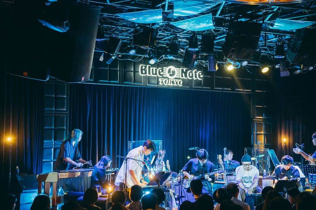 蓮沼執太さんのインスタグラム写真 - (蓮沼執太Instagram)「蓮沼執太フィル Blue Note Tokyo 公演ありがとうー！  1st, 2nd 完全に異なるセットリストを演奏したメンバーにも👏 みなさんの良き夏のはじまりになったでしょうか。またお会いしましょう！  【1st】 seneca Meeting Place Juxtaposition with Tokyo Zero Concerto NEW BLACKOUT #API Eco Echo  【2nd】 SoulOsci 起点 Imr Earphone & Headphone in my Head - PLAY0 環境と心理 テレポート GPS 1/2 SLEEP wannapunch! - Discover Tokyo - Sunny Day in Saginomiya  写真：後藤武浩 @takehirogoto   演奏プレイリスト https://open.spotify.com/playlist/2d38xsRN3moWsBk2t3FWRf?si=b4798d6b54994cfb  BGMプレイリスト https://open.spotify.com/playlist/4mT6ytM5L69fJBQLs9D5Wx?si=0c98ce7a03ed4bae  Shuta Hasunuma Philharmonic Orchestra at Blue Note Tokyo Many thanks for coming to the performance.  Also, thank you to the members of ensemble who played completely different setlists for 1st and 2nd. I hope everyone has started a good summer. Thanks!  【1st】 seneca (Tortoise cover) Meeting Place Juxtaposition with Tokyo Zero Concerto NEW BLACKOUT #API Eco Echo  【2nd】 SoulOsci The Original Imr Earphone & Headphone in my Head - PLAY0 Environmental (Metafive cover) Teleport GPS 1/2 SLEEP wannapunch! - Discover Tokyo - Sunny Day in Saginomiya  Photos : Takehiro Goto  Performance’s playlist https://open.spotify.com/playlist/2d38xsRN3moWsBk2t3FWRf?si=b4798d6b54994cfb  BGM playlist https://open.spotify.com/playlist/4mT6ytM5L69fJBQLs9D5Wx?si=0c98ce7a03ed4bae」7月16日 13時57分 - shuta_hasunuma