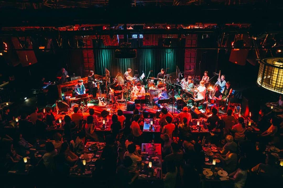 蓮沼執太さんのインスタグラム写真 - (蓮沼執太Instagram)「蓮沼執太フィル Blue Note Tokyo 公演ありがとうー！  1st, 2nd 完全に異なるセットリストを演奏したメンバーにも👏 みなさんの良き夏のはじまりになったでしょうか。またお会いしましょう！  【1st】 seneca Meeting Place Juxtaposition with Tokyo Zero Concerto NEW BLACKOUT #API Eco Echo  【2nd】 SoulOsci 起点 Imr Earphone & Headphone in my Head - PLAY0 環境と心理 テレポート GPS 1/2 SLEEP wannapunch! - Discover Tokyo - Sunny Day in Saginomiya  写真：後藤武浩 @takehirogoto   演奏プレイリスト https://open.spotify.com/playlist/2d38xsRN3moWsBk2t3FWRf?si=b4798d6b54994cfb  BGMプレイリスト https://open.spotify.com/playlist/4mT6ytM5L69fJBQLs9D5Wx?si=0c98ce7a03ed4bae  Shuta Hasunuma Philharmonic Orchestra at Blue Note Tokyo Many thanks for coming to the performance.  Also, thank you to the members of ensemble who played completely different setlists for 1st and 2nd. I hope everyone has started a good summer. Thanks!  【1st】 seneca (Tortoise cover) Meeting Place Juxtaposition with Tokyo Zero Concerto NEW BLACKOUT #API Eco Echo  【2nd】 SoulOsci The Original Imr Earphone & Headphone in my Head - PLAY0 Environmental (Metafive cover) Teleport GPS 1/2 SLEEP wannapunch! - Discover Tokyo - Sunny Day in Saginomiya  Photos : Takehiro Goto  Performance’s playlist https://open.spotify.com/playlist/2d38xsRN3moWsBk2t3FWRf?si=b4798d6b54994cfb  BGM playlist https://open.spotify.com/playlist/4mT6ytM5L69fJBQLs9D5Wx?si=0c98ce7a03ed4bae」7月16日 13時57分 - shuta_hasunuma