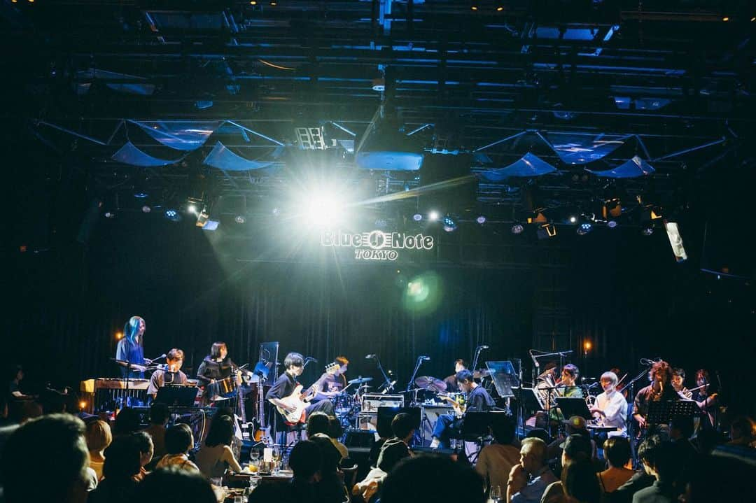 蓮沼執太さんのインスタグラム写真 - (蓮沼執太Instagram)「蓮沼執太フィル Blue Note Tokyo 公演ありがとうー！  1st, 2nd 完全に異なるセットリストを演奏したメンバーにも👏 みなさんの良き夏のはじまりになったでしょうか。またお会いしましょう！  【1st】 seneca Meeting Place Juxtaposition with Tokyo Zero Concerto NEW BLACKOUT #API Eco Echo  【2nd】 SoulOsci 起点 Imr Earphone & Headphone in my Head - PLAY0 環境と心理 テレポート GPS 1/2 SLEEP wannapunch! - Discover Tokyo - Sunny Day in Saginomiya  写真：後藤武浩 @takehirogoto   演奏プレイリスト https://open.spotify.com/playlist/2d38xsRN3moWsBk2t3FWRf?si=b4798d6b54994cfb  BGMプレイリスト https://open.spotify.com/playlist/4mT6ytM5L69fJBQLs9D5Wx?si=0c98ce7a03ed4bae  Shuta Hasunuma Philharmonic Orchestra at Blue Note Tokyo Many thanks for coming to the performance.  Also, thank you to the members of ensemble who played completely different setlists for 1st and 2nd. I hope everyone has started a good summer. Thanks!  【1st】 seneca (Tortoise cover) Meeting Place Juxtaposition with Tokyo Zero Concerto NEW BLACKOUT #API Eco Echo  【2nd】 SoulOsci The Original Imr Earphone & Headphone in my Head - PLAY0 Environmental (Metafive cover) Teleport GPS 1/2 SLEEP wannapunch! - Discover Tokyo - Sunny Day in Saginomiya  Photos : Takehiro Goto  Performance’s playlist https://open.spotify.com/playlist/2d38xsRN3moWsBk2t3FWRf?si=b4798d6b54994cfb  BGM playlist https://open.spotify.com/playlist/4mT6ytM5L69fJBQLs9D5Wx?si=0c98ce7a03ed4bae」7月16日 13時57分 - shuta_hasunuma