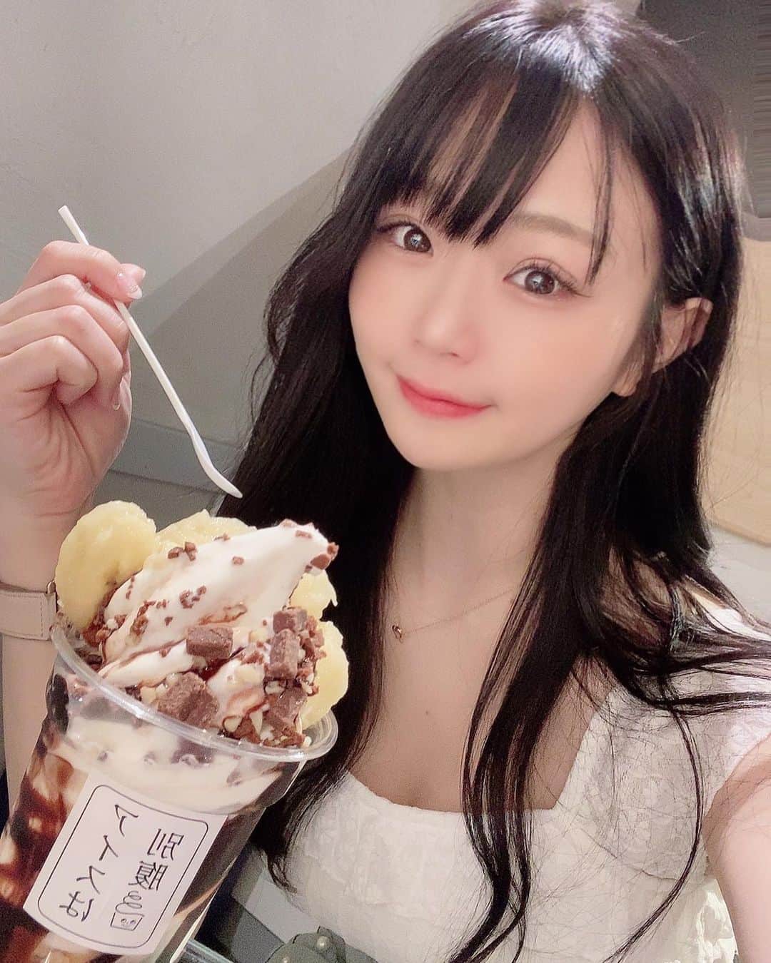 水月桃子のインスタグラム：「みみさん(@mimisomi33 )にお誘い頂いて 渋谷にある アイスは別腹 という夜パフェ専門店に行ってきたよ🍨✨  今回はチョコバナナを選んだけど ザクザクコーヒーとかクレームブリュレとか盛りすぎマンゴーとか気になったからまた食べにいきたいな〜💖 ベースのアイスはミルクでめっちゃ美味しかったよ🍦 . . . #夜パフェ #アイスは別腹 #パフェ #カフェ #デザート #ミルクアイス #夜パフェ専門店 #渋谷カフェ #渋谷グルメ #daicy #fyp」