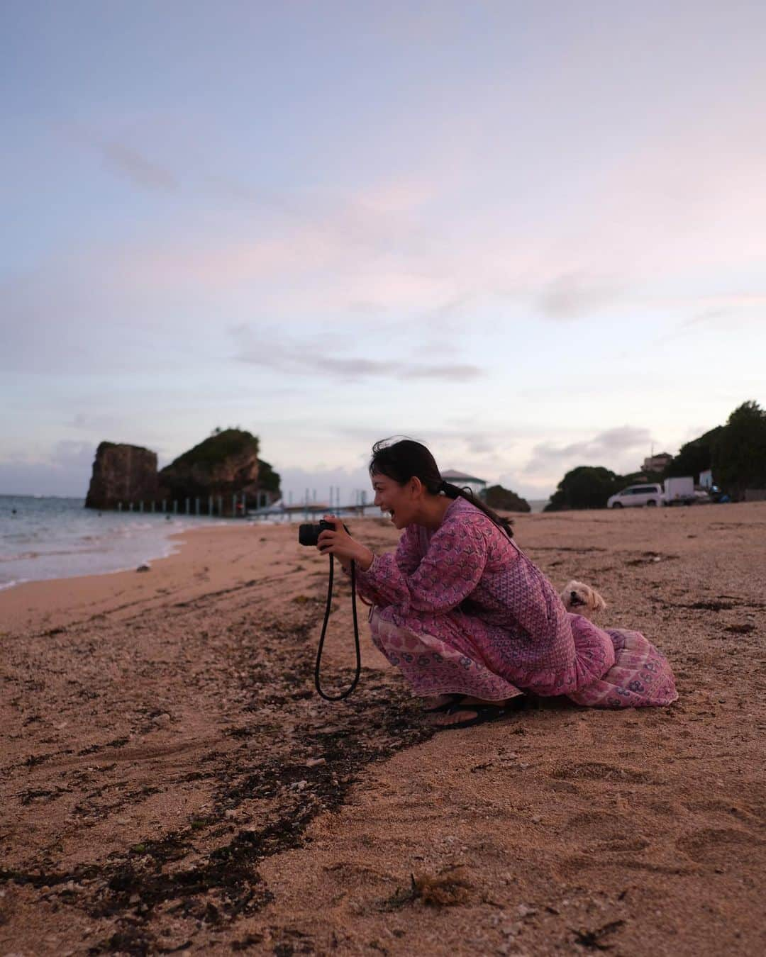 猪鼻ちひろさんのインスタグラム写真 - (猪鼻ちひろInstagram)「沖縄に来たぞう🌺🤍 ずーっと会いたかった @shiho_takechi の家族に甘えた1日目。 初対面の @maasao とお泊まりまでさせてもらい、 至れり尽くせりの心温まる時間を😭🤍  志穂ちゃんの懐の深さにについては 語り尽くせないほどの凄さである。 常に学び多き、会えば会うほど好きになってしまうお姉さま (なんと洗濯までしてくれたよ…😂←遠慮しろ)  夜ご飯は志穂ちゃんおすすめの #食堂かりか  ウェルカムレインボーからのV字の空。 あまりにも綺麗な空にみんなで大感動しながら 美味しいカレーにサラダ🍛🥗  志穂ちゃんのオススメの場所に行けることが 本当に嬉しくて🥺  帰宅してたんまりと可愛いすぐ双子えいけんと遊び 夜中の2時までチーズとフルーツを囲んで話し込んで 涙が出るほどゲラッゲラ笑って。  もう、なんという幸せな時間だったのだろう！ って車内でずーっと話してた。  そんなわけでお気づきだと思いますが だいぶ楽しんでいます…😛🌺 #ちひろトリップ #ちひろtrip沖縄」7月16日 14時12分 - inohanachihiro