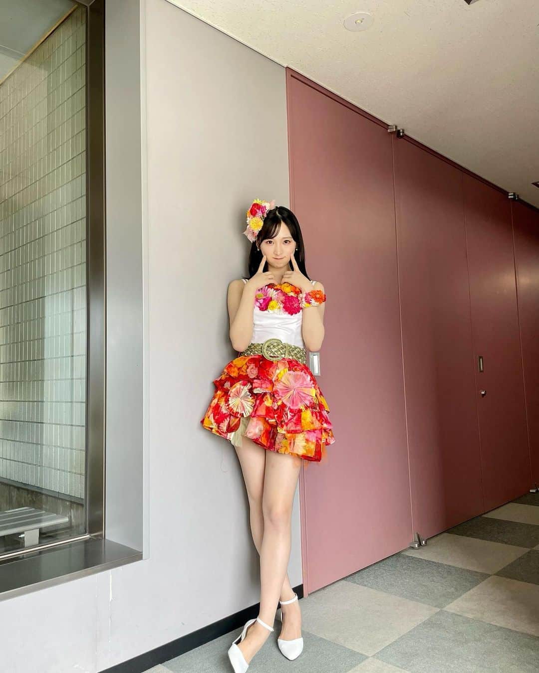 小栗有以さんのインスタグラム写真 - (小栗有以Instagram)「お花に囲まれた衣装で ウキウキ~🫢🌷🫧  #音楽の日 #オサレカンパニー  #衣装」7月16日 14時04分 - yuioguri_1226
