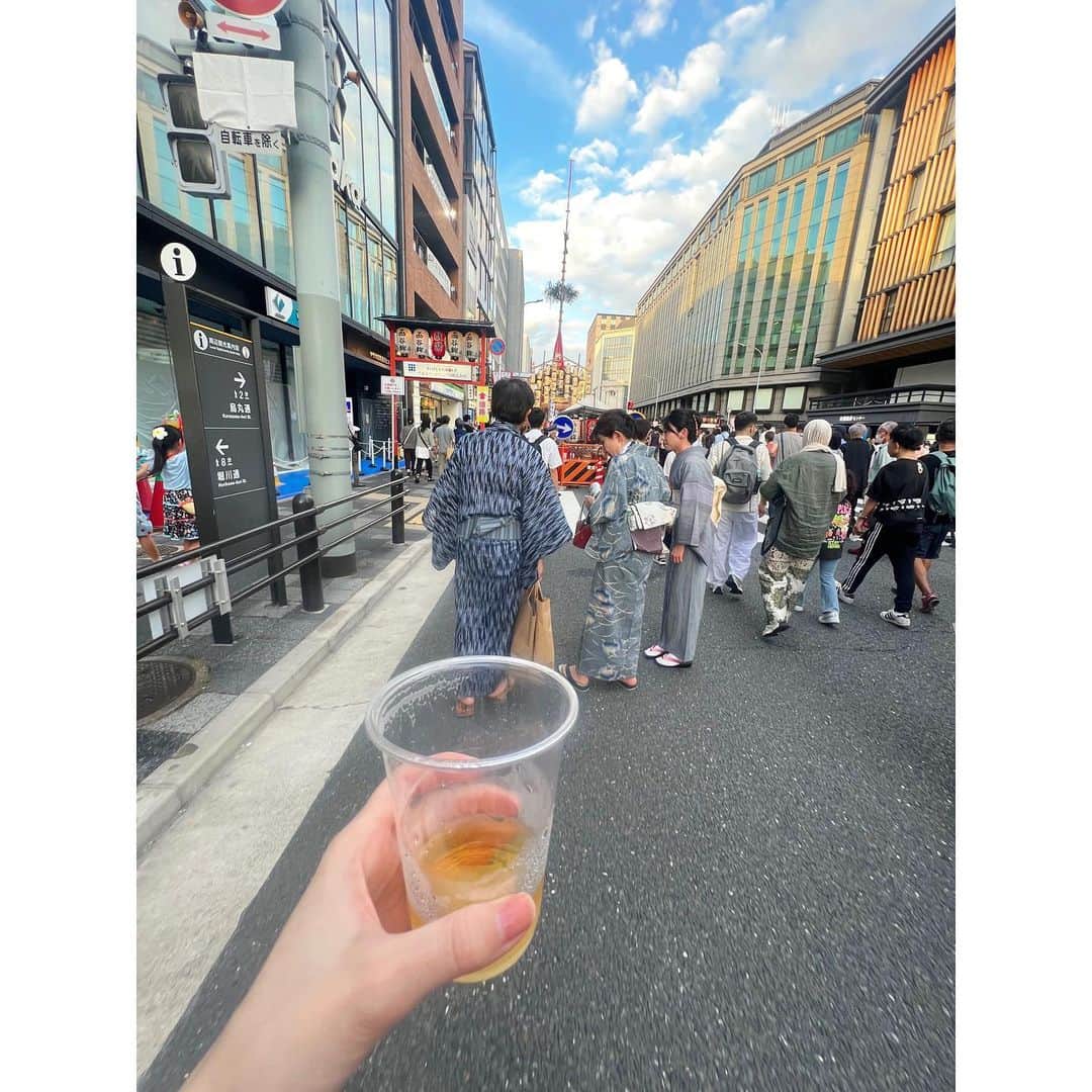 小泉みゆきのインスタグラム：「出勤の様子。 スタバもって朝出社のオマージュです #祇園祭」