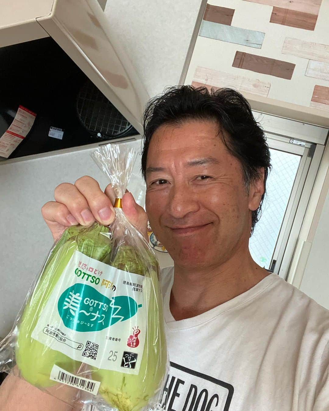冨家規政のインスタグラム：「友達が徳島阿波からナスを送ってくれました^ - ^ このナス、白い！ そして重い！　 食べの楽しみだけど、さてどうやって調理するのが1番美味しく食べられるのか！」