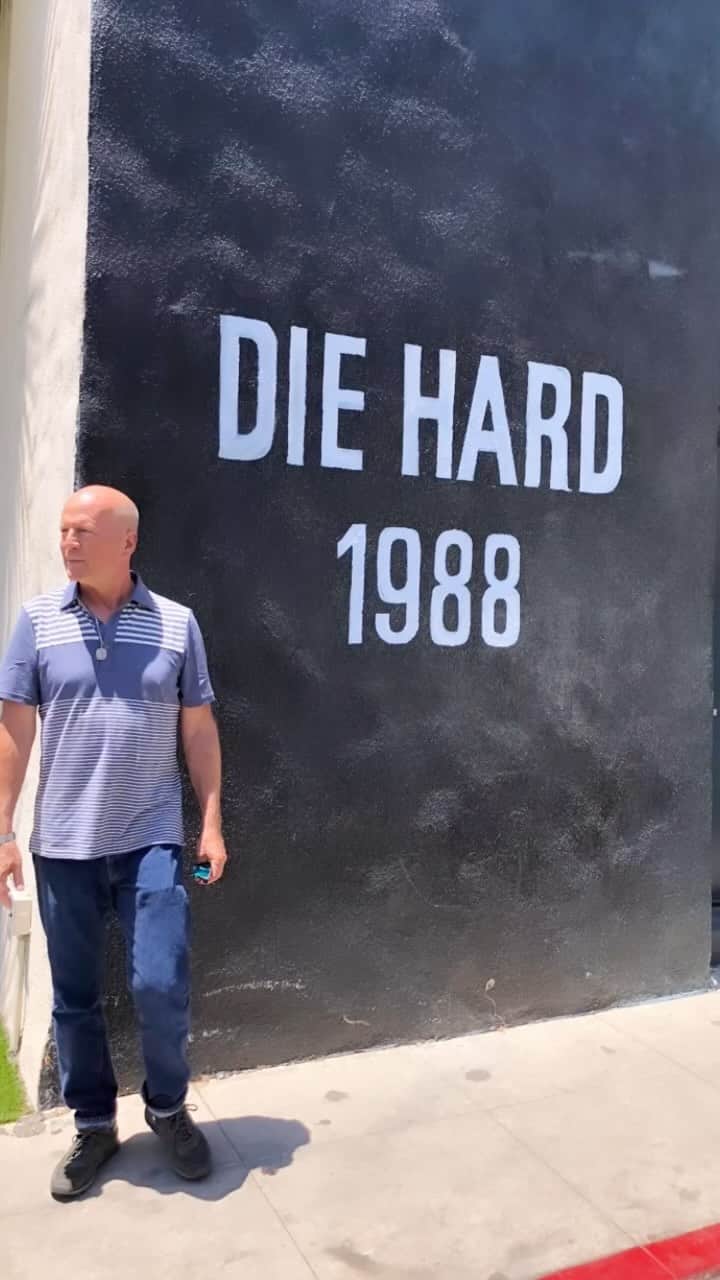 エマ・ヘミングのインスタグラム：「Back in 2018 (when these videos and pictures were taken) we took Mabel and Evelyn to the Fox lot to peek at the archives as well as see the larger-than-life mural of their dad.  This mural was unveiled in front of Bruce back in 2013 to commemorate Die Hard’s 25th anniversary.  Today marks Die Hard’s 35th anniversary when it hit the screens and the rest is history.  What Bruce has been able to accomplish in his career will never be lost on us. We are so proud of him 🤍」