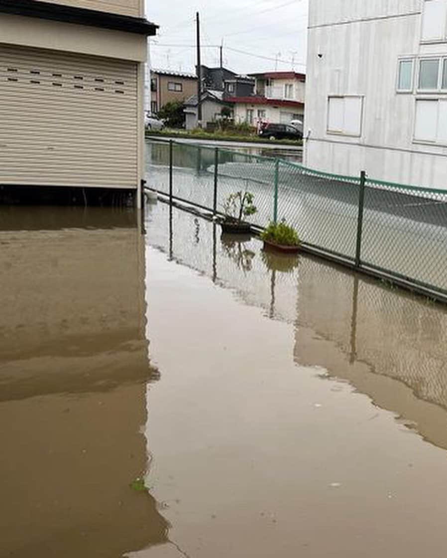 紗栄子さんのインスタグラム写真 - (紗栄子Instagram)「秋田県を中心に記録的な大雨となった東北地方の皆様の安否や被害の程を案じております。  全体の被害状況が未だ見えない中、秋田市内は方々に冠水しているとの情報もあり、皆様のご無事をただただお祈りするばかりです。  写真は「Yahoo天気災害」からの転載と、フォロワーの皆様から届いた現地の写真となります。  今日は東北地方では日本海側を中心に、さらに雨の量が多くなるおそれがあるとのことで、今まで災害が少ない地域だっただけに混乱をしているかたも多いと思いますが、今は垂直避難などの今できる最大限の命を守る行動を取ってください。  そして被災地に知り合いのいる離れた場所にいる皆さんも、ご心配だと思いますが安否確認以外の必要以上の連絡はせずに(電池の確保)、救助要請がきた場合は代理で迅速に対応をお願い致します。  今、室内で垂直避難をされて救助を待たれているかたもたくさんいらっしゃると思います。  必ず救助は来ますので、諦めずに、シーツやタオルに「ここにいます」や「HELP」と大きく書いて、ヘリコプターや救助ボートが通った時に見つけやすいように準備をお願い致します。  皆様のご無事を心よりお祈りいたします。」7月16日 14時22分 - saekoofficial