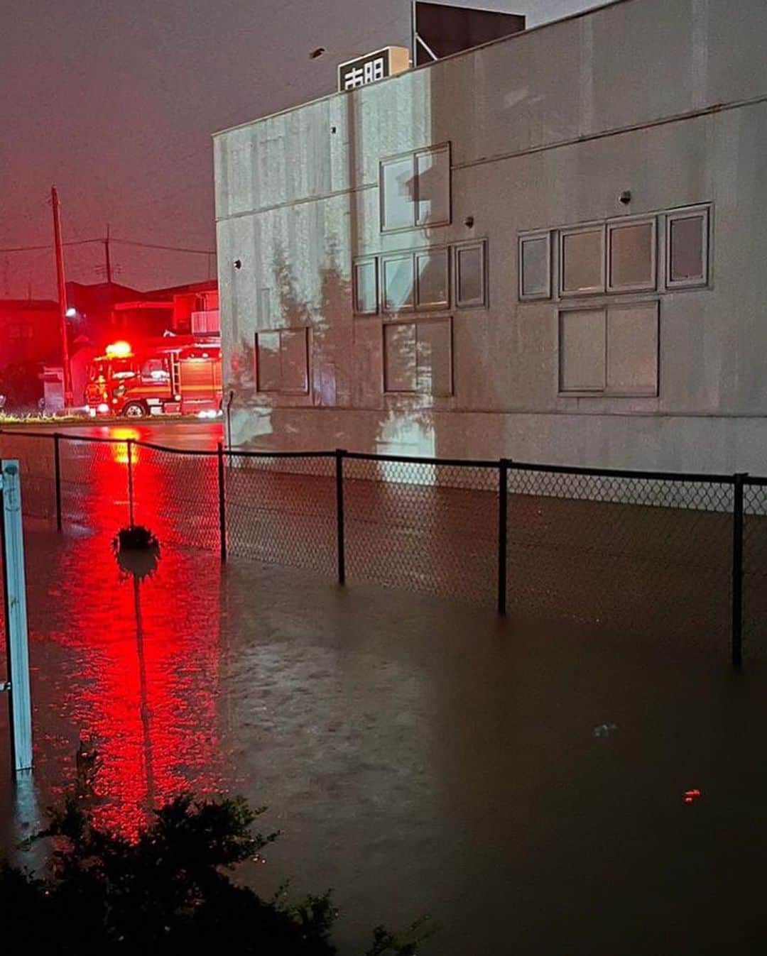 紗栄子さんのインスタグラム写真 - (紗栄子Instagram)「秋田県を中心に記録的な大雨となった東北地方の皆様の安否や被害の程を案じております。  全体の被害状況が未だ見えない中、秋田市内は方々に冠水しているとの情報もあり、皆様のご無事をただただお祈りするばかりです。  写真は「Yahoo天気災害」からの転載と、フォロワーの皆様から届いた現地の写真となります。  今日は東北地方では日本海側を中心に、さらに雨の量が多くなるおそれがあるとのことで、今まで災害が少ない地域だっただけに混乱をしているかたも多いと思いますが、今は垂直避難などの今できる最大限の命を守る行動を取ってください。  そして被災地に知り合いのいる離れた場所にいる皆さんも、ご心配だと思いますが安否確認以外の必要以上の連絡はせずに(電池の確保)、救助要請がきた場合は代理で迅速に対応をお願い致します。  今、室内で垂直避難をされて救助を待たれているかたもたくさんいらっしゃると思います。  必ず救助は来ますので、諦めずに、シーツやタオルに「ここにいます」や「HELP」と大きく書いて、ヘリコプターや救助ボートが通った時に見つけやすいように準備をお願い致します。  皆様のご無事を心よりお祈りいたします。」7月16日 14時22分 - saekoofficial