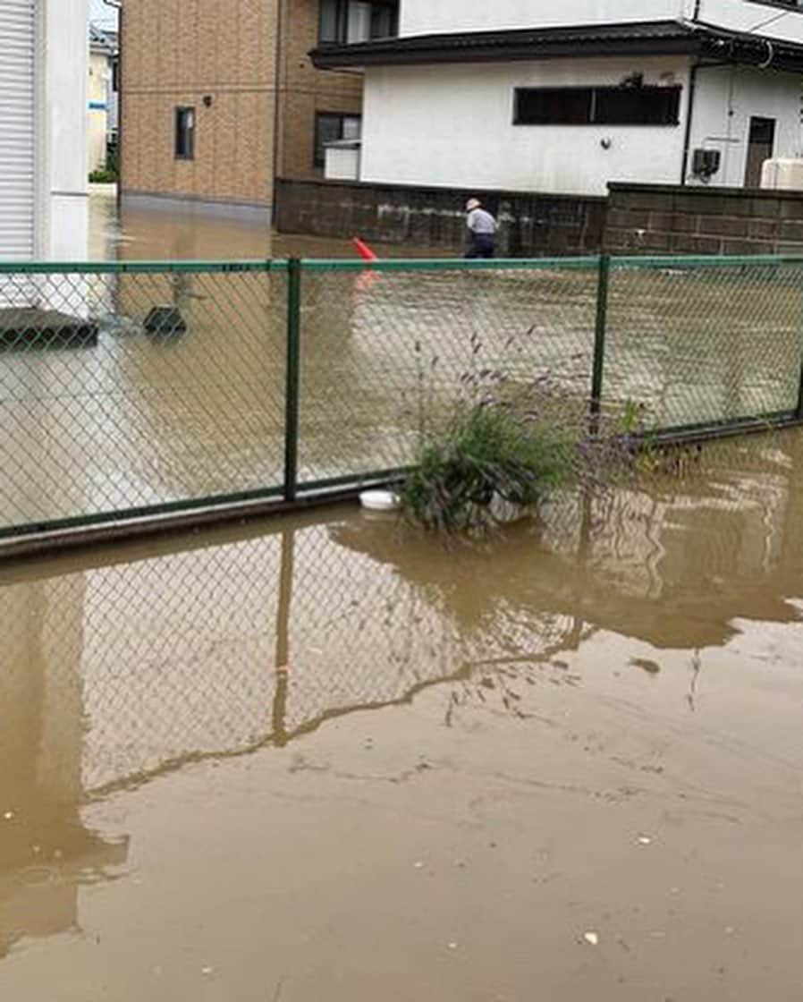 紗栄子さんのインスタグラム写真 - (紗栄子Instagram)「秋田県を中心に記録的な大雨となった東北地方の皆様の安否や被害の程を案じております。  全体の被害状況が未だ見えない中、秋田市内は方々に冠水しているとの情報もあり、皆様のご無事をただただお祈りするばかりです。  写真は「Yahoo天気災害」からの転載と、フォロワーの皆様から届いた現地の写真となります。  今日は東北地方では日本海側を中心に、さらに雨の量が多くなるおそれがあるとのことで、今まで災害が少ない地域だっただけに混乱をしているかたも多いと思いますが、今は垂直避難などの今できる最大限の命を守る行動を取ってください。  そして被災地に知り合いのいる離れた場所にいる皆さんも、ご心配だと思いますが安否確認以外の必要以上の連絡はせずに(電池の確保)、救助要請がきた場合は代理で迅速に対応をお願い致します。  今、室内で垂直避難をされて救助を待たれているかたもたくさんいらっしゃると思います。  必ず救助は来ますので、諦めずに、シーツやタオルに「ここにいます」や「HELP」と大きく書いて、ヘリコプターや救助ボートが通った時に見つけやすいように準備をお願い致します。  皆様のご無事を心よりお祈りいたします。」7月16日 14時22分 - saekoofficial