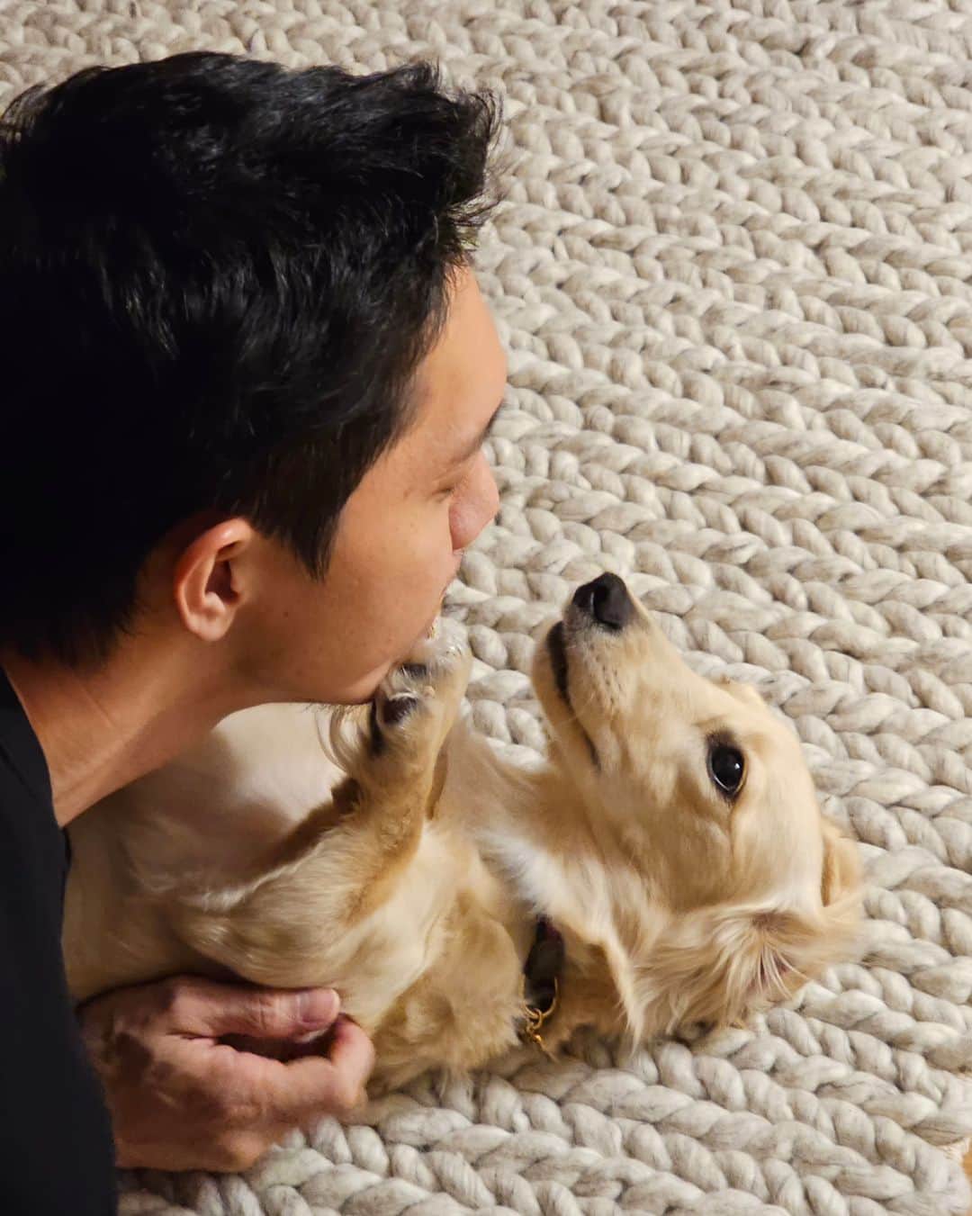 バイトゥーイ・ズワピットのインスタグラム：「ใครอ้อนใครให้ทาย😏」