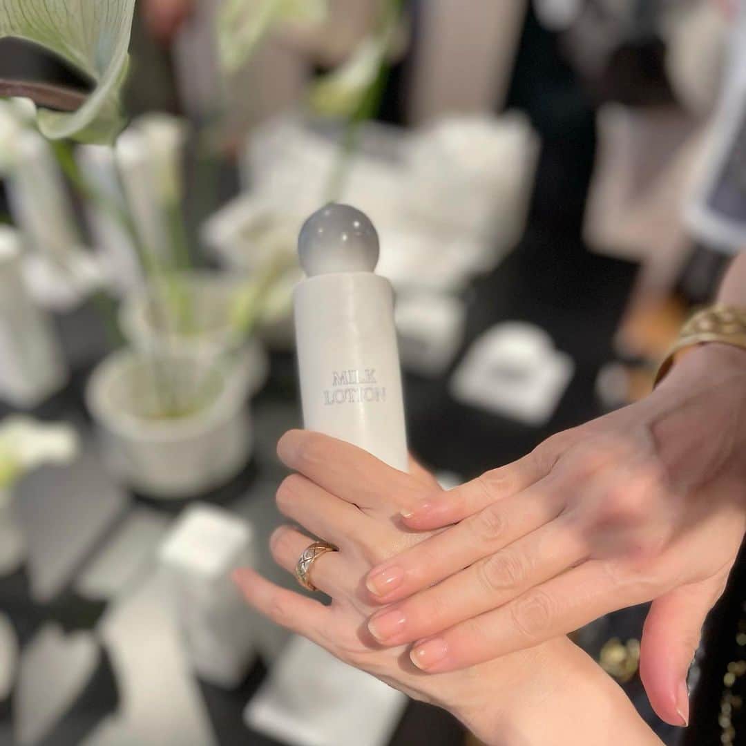 野宮真貴のインスタグラム：「. サステナブルな最新コスメ『newscape』 @newscapecosmetics の発表会へ！ ナチュラルでオーガニック処方はもちろん、無香料というのが潔い。 これなら世代もジェンダーを超えて使えて◎ まさに“新しい景色＝newscape“に出会いました👀  『Sauna Therapy』（会員制女性専用サウナ） @saunatherapy_tokyo  では、newscapeのフルラインが使えるそう。 お肌も身体も整えたい💕  newscapeオンラインショップ https://newscapecosmetics.com/  #newscape#ニュースケープ#スキンケア#saunatherapy#野宮真貴#missmakinomiya」