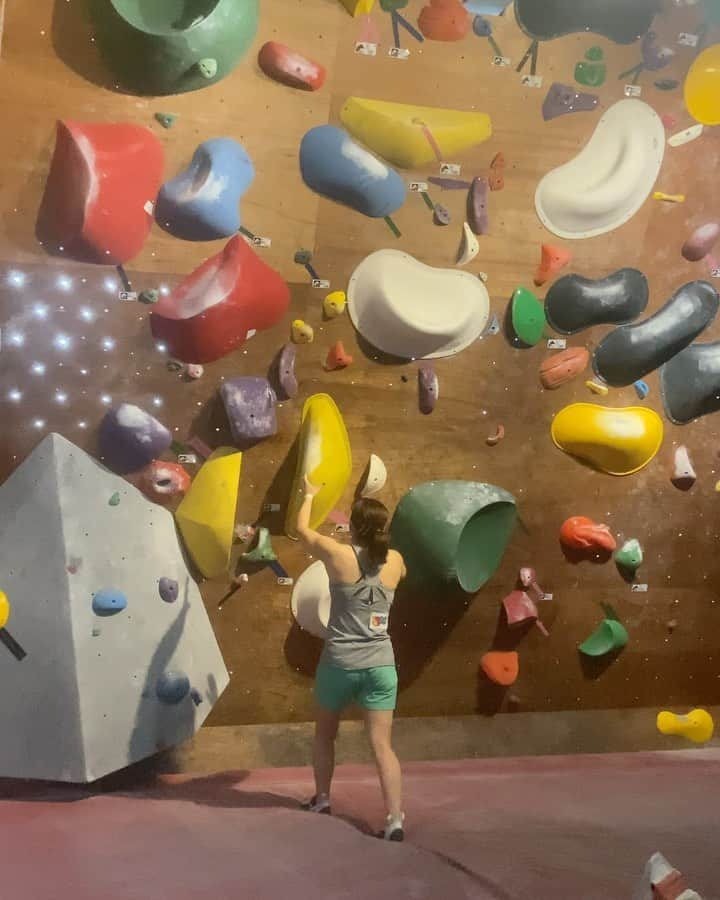 松島由希のインスタグラム：「BLoC2023‼︎ @bloc_bouldering_local_circuit   over30♀優勝👏✨  今年は年代別カテゴリーになって出場のハードルも少し下がったし、子供産んでまた参加出来ての優勝は嬉しい🥺  初期の頃に出てた私にとってまさにBLoCなローカル感がたまらなかったです🥺💕  なかなかイベント参加もできなくなったので久々に同世代の女子と登れて楽しく刺激もたくさんもらえました！  予選は初戦が16課題あってビビってたけど、今回は8課題と時間&体力的にも余裕をもってトライできました。  予選後、息子を迎えに2時間半＋自転車30分🚲でまた会場に戻ったのでそれが1番疲労感ヤバめでした💦  決勝はベルコン！ 久々過ぎてふわふわしちゃって大丈夫か？と思ったけど意外と身体が覚えてた😅  3課題一撃で全完できましたー✨  足にきてたのでホールドポジティブめな前傾壁で助かりました😌皆さん余裕で足残してるところ残そうとも思わず、笑 全部切ってたので頑張りポイントだな💦  息子もお利口に応援してくれて👍‼️競技中も終わってからもたくさんの方に構ってもらって皆さんありがとうございました！！  📹 @38cbg  ちゃん　 動画撮るの諦めてたから嬉しい☺️応援もありがとう🩷💛🩷💛  @lobster_climbing_technica のキャプ！大好きなコーデュロイで😘でも息子気に入って返してくれない‼︎笑　シェアして被ろうと思います🧢  やっぱりBLoCは楽しかったです！原点に戻ると言うこのタイミングで参加出来て良かった！3戦目も出たい予定！笑  #BLoC2023 #ロックランズ葛西」