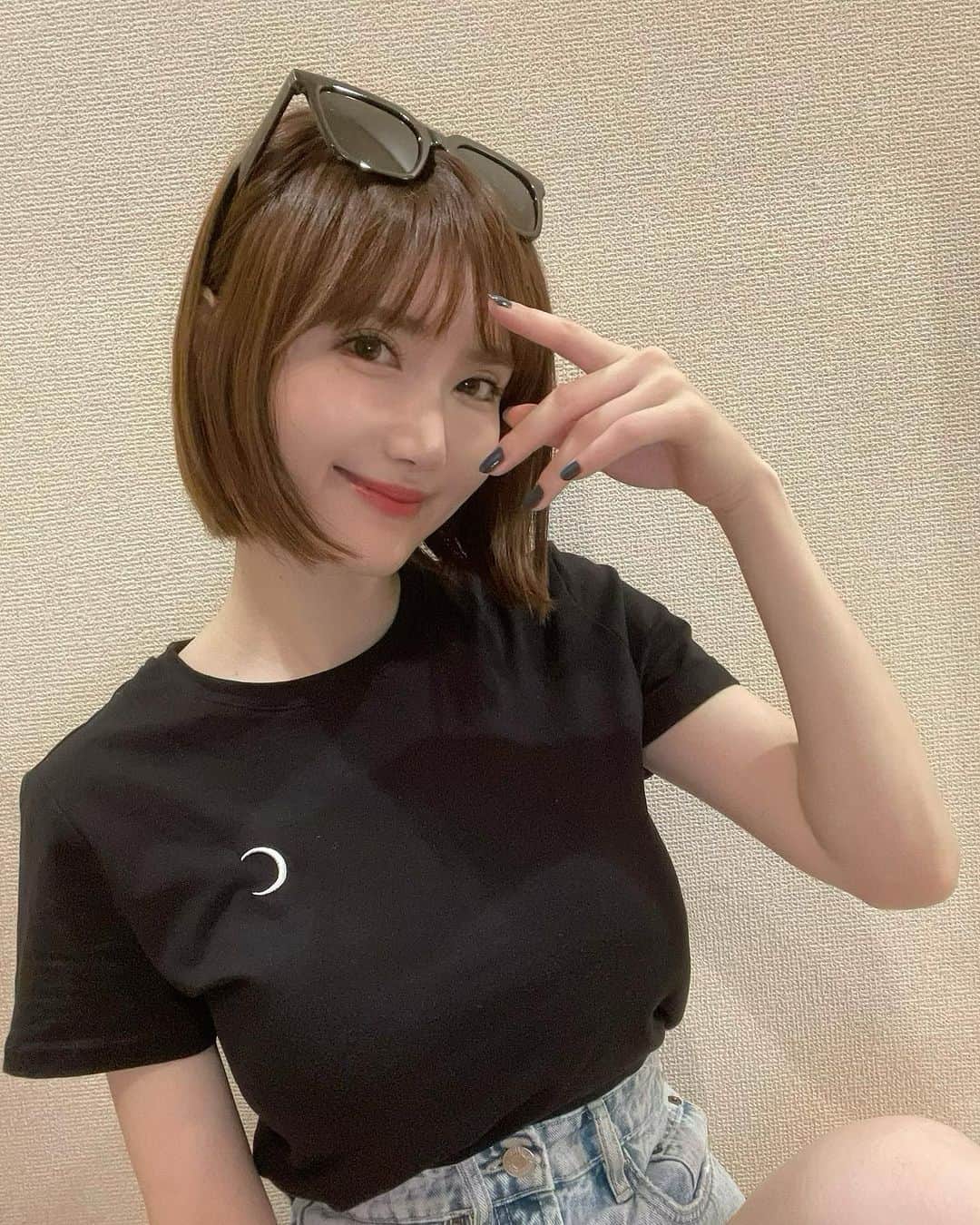 南キカのインスタグラム：「髪伸び太🙂？ いえ伸びてないのはなぁぜなぁぜ？  蛍光色似合わないのは知ってるけど ちゃんとカラー診断行ってみよかな。」