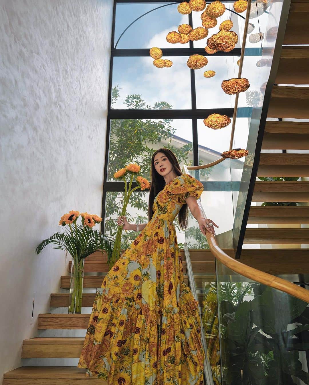 ジェイミー・チュアのインスタグラム：「🌻My life mantra is all about elevating my sensory experience and living a beautiful life. Creating the perfect lighting ambience in my home by the lighting experts from @lightbasicstudio.」