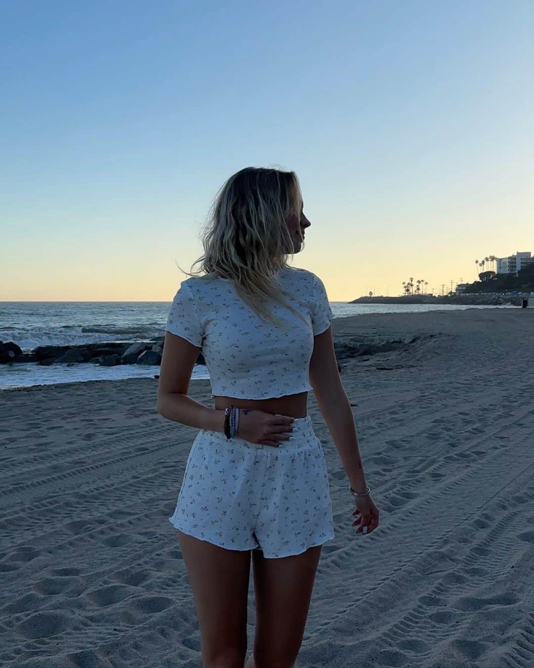 ジョーディン・ジョーンズのインスタグラム：「hot summer nights, mid july」