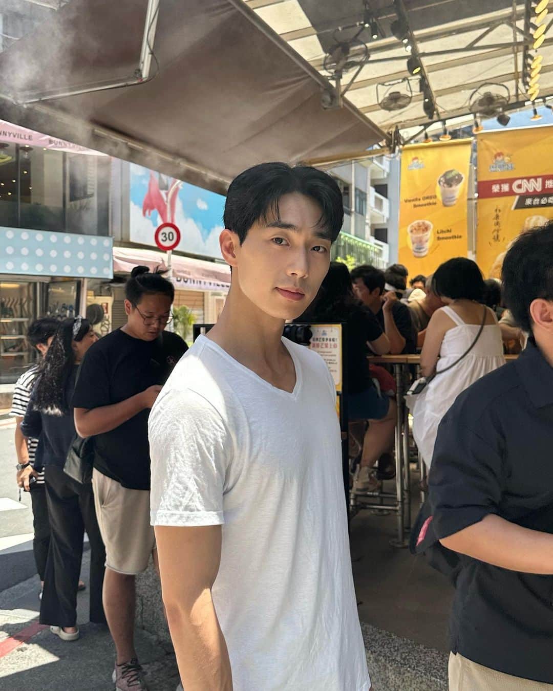 Jay のインスタグラム：「망고빙수 안먹을 수 없지 🥭 芒果冰是肯定要吃的呀 🥭」