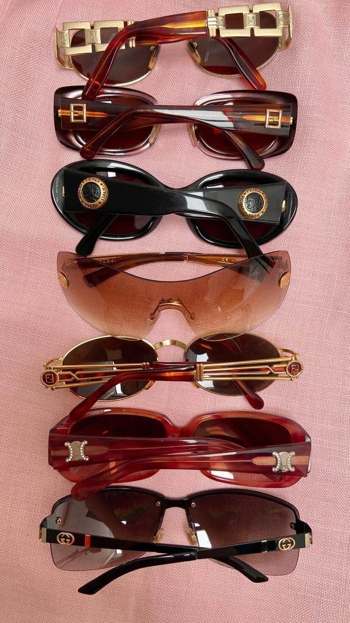 のインスタグラム：「New in store Time to get some vintage shades 😎  ▼Customer service English/Chinese/Korean/Japanese *Please feel free to contact us! *商品が見つからない場合にはDMにてお問い合わせください   ▼International shipping via our online store. Link in bio.  #tokyovintageshop #오모테산도 #omotesando #aoyama #表参道 #명품빈티지 #빈티지패션 #도쿄빈티지샵  #ヴィンテージファッション #ヴィンテージショップ #fendisunglasses #celinesunglasses #guccisunglasses」