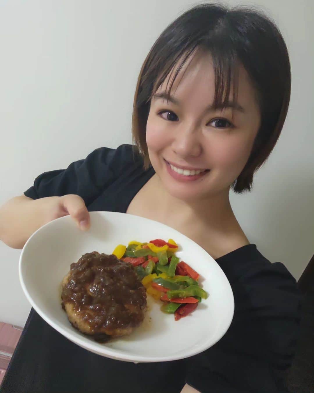 彩乃美希さんのインスタグラム写真 - (彩乃美希Instagram)「北海道のお取り寄せハンバーグ！ 湯煎15分で食べれるのに 肉汁たっぷりでとてもおいしかった(^^)/ 十勝産の玉葱とニンニクで 作ったオリジナルソースも とても美味しい(^^)/ グルテンフリーなのも嬉しいです！  PR @easydiner7026 #北海道ハンバーグ #お取り寄せハンバーグ #お取り寄せ北海道 #グルテンフリーハンバーグ #十勝ハンバーグ #easy_craft_hamburg #北海道グルメ」7月17日 1時37分 - ayanotan1127