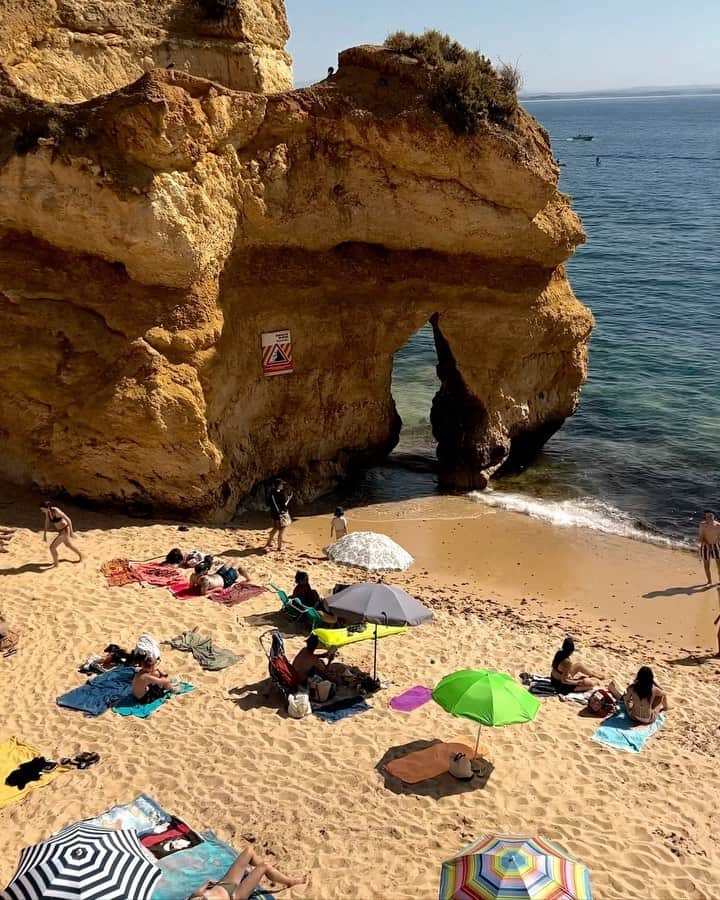 ジュリー・サリニャーナのインスタグラム：「Press play: Portugal beaches in motion ⛱️  Portugal has easily become one of my fave destinations; it’s in my top 5 for sure. We’ve been coming the last two years and we’ve fallen in love with the country, beaches, food, people, everything! 🫶🏽」