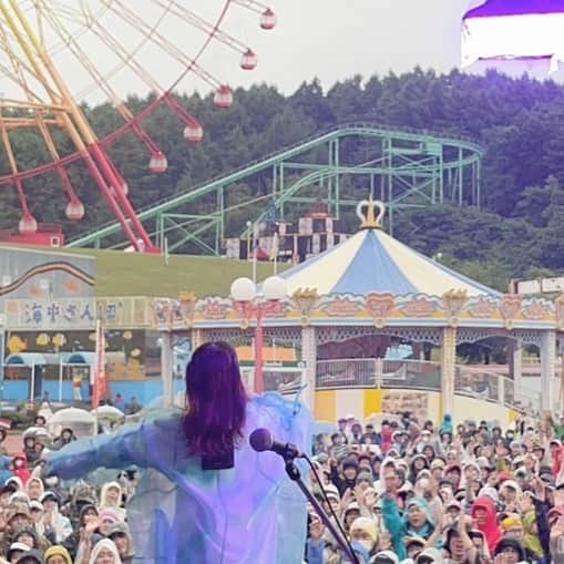 asmiのインスタグラム：「初 JOIN ALIVE、ロケーションもサイコーやったなぁ🎠雨が止まなかったからみんなの心を晴れにすることだけ考えて臨んだらいいライブができたっぽくてちょっとだけ安心した、よかったぁ😌また出たい！どんどん更新したいのだ！北海道のみんなあたたかすぎた。また会いたいからがんばって生きていく」