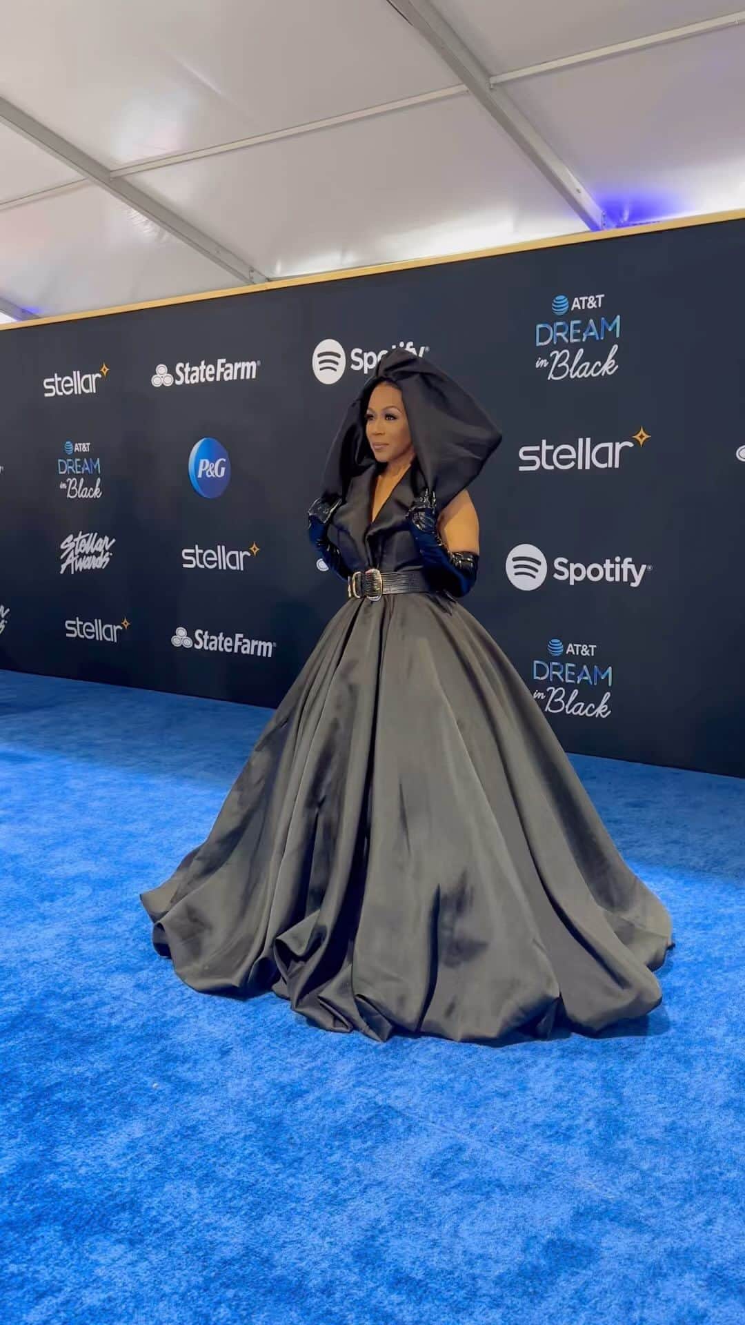 エリカ・キャンベルのインスタグラム：「Something about when Faith and Fashion intersect…✨🙌🏾💛  Thanks @stylistjbolin for your vision and your execution. This look for @thestellars was so much fun!   Stylist: @stylistjbolin  Assistant stylist: @gloxinaBspeaks @mekstyles @mrracy Dress: @stephengodeau Tailoring: @anrfashions   Hair: @thedivaglam Makeup: @makeupartist_reese Nails (which you can’t see lol): @toywinters  #StellarAwards2023」