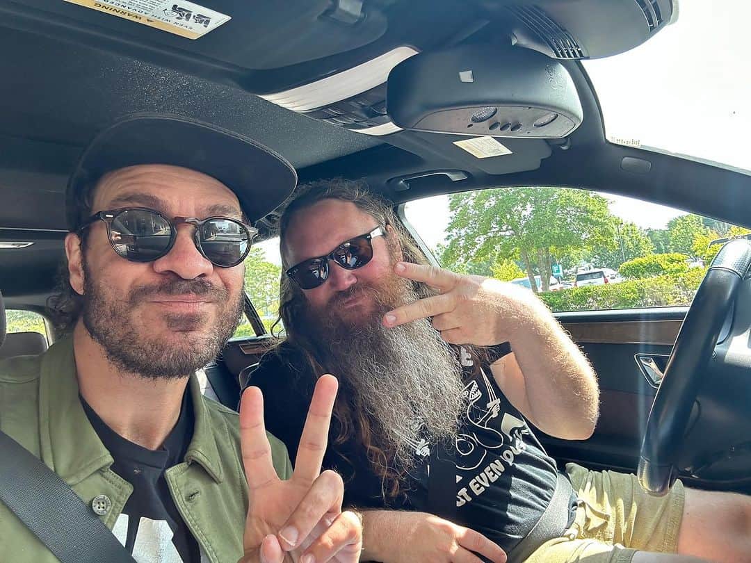 エイモス・リーのインスタグラム：「incredible weekend with everyone. Me getting to the show in beech mountain, nc was made possible by this amazing human, my homie Justin! flights were cancelled so he picked me up and drove me up the mountain to the show in a monsoon. I get by with a lot of help from my friends❤️🤙🏽」