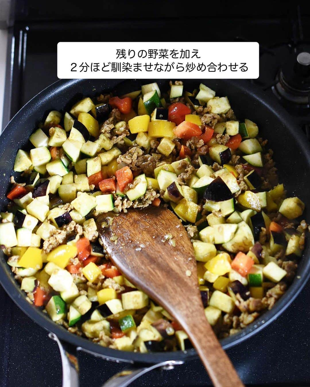 長田知恵さんのインスタグラム写真 - (長田知恵Instagram)「（レシピ）#スワイプレシピ ＿＿＿＿＿＿＿＿＿＿＿＿＿＿＿＿＿＿＿＿＿ 夏野菜たっぷり♪とろとろ♪ #トマトキーマカレーt ￣￣￣￣￣￣￣￣￣￣￣￣￣￣￣￣￣￣￣￣￣ ⁡ おはようございます☀ ⁡ 今朝は昨日のリール動画から 静止画でお届けします🙇‍♀️ 夏と言えばカレー！！🍛 良かったらお試しください😊 ⁡ ↓↓ ⁡ 夏野菜を入れられるだけ たっぷり詰め込んだ 旨みも栄養も満点💯 キーマカレーの作り方を ご紹介したいと思います👍 ⁡ 夏野菜を切ったら 挽き肉と炒めて フタをして15分煮るだけ♪ トマトの旨みと夏野菜の旨みが溶け込み とろとろの仕上がりに😆✨ とってもオススメなので 良かったら作ってみて下さい♪ ⁡ ⁡ ＿＿＿＿＿＿＿＿＿＿＿＿＿＿＿＿＿＿＿＿＿ 時間：25分 分量：4人分 材料費：186円(1人分) ⁡ (材料) あたたかいご飯…４人分 合い挽き肉…250g 玉ねぎ…1/2個 なす…2本 ズッキーニ…1/2本 パプリカ…1/2個分 オリーブオイル…大さじ1 カレー粉…大さじ1.5 ◎カットトマト…1缶(400g) ◎オイスタソース、ウスターソース…各大さじ1 ◎砂糖…小さじ1 (蜂蜜でも) ◎にんにく、しょうがすりおろし…各小さじ1 ⁡ (作り方) ❶玉ねぎはみじん切り、その他の野菜は1.5㎝大に切る。 ❷フライパンにオリーブオイルを入れて中火で熱し、玉ねぎを炒める。しんなりしたら挽き肉も加えて色が変わるまで炒め、カレー粉を振り入れ、さらに１分ほど炒める。 ❸残りの野菜を加え、２分ほど馴染ませながら炒め合わせる。 ❹◎を加えて混ぜ、フタをして弱火で15分ほど野菜が柔らかくなるまで煮れば完成。 ご飯にかけてお召し上がり下さい。 ＿＿＿＿＿＿＿＿＿＿＿＿＿＿＿＿＿＿＿＿＿ ⁡ （ポイント） ●玉ねぎと茄子以外は、ピーマンやきゅうりなど、冷蔵庫にある野菜で代用も可 ●なすはすぐに調理する場合はアク抜き不要ですが、気になる方は水に晒してからで🙆‍♀️ ●辛さは調整ください ＿＿＿＿＿＿＿＿＿＿＿＿＿＿＿＿＿＿＿＿＿ ⁡ 🛍買い物メモ🛍  　◎合い挽き肉250g…265円 　◎玉ねぎ1/2個…52円 　◎なす2本…143円 　◎ズッキーニ1/2本…69円 　◎パプリカ1/2個分…107円 　◎カットトマト1p…108円 　　　　　　　　　　　合計744円(４人分) ⁡ ＊参考価格。季節や購入先により変動。 ⁡ ＿＿＿＿＿＿＿＿＿＿＿＿＿＿＿＿＿＿＿＿＿ ⁡ ⁡ 💬お試し頂けたら ハッシュタグ#tsukicook タグ付け@tsukicookなど して頂けるととても嬉しいです☆ ⁡ 💬使用アイテムは楽天roomにのせています （ハイライトから飛べます） ⁡ 💬ナディアも更新中  （ハイライトから飛べます） ⁡ ⁡ 💎公式ブログ『𝖠𝗆𝖾𝖻𝖺ブログ』💎 つきの家族食堂〜ごはんとおやつと〜 日々のことや、子育て、レシピ、使っている道具など わたしの日常などを綴っています📄 @𝗍𝗌𝗎𝗄𝗂𝖼𝗈𝗈𝗄 ⁡ ⁡ 💎公式ブログ『レシピブログ』💎 こちらも𝖠𝗆𝖾𝖻𝖺ブログとリンクしていますが レシピ検索がしやすくなっています 野菜の名前など、🔎マークに入れると 探せるようになっています📄 @𝗍𝗌𝗎𝗄𝗂𝖼𝗈𝗈𝗄 ⁡ ⁡ 💎書籍【ブログやプロフィールから】@𝗍𝗌𝗎𝗄𝗂𝖼𝗈𝗈𝗄 📗【つきの家族食堂　魔法の万能だれ】 📗【毎日のごはん作りがラクになるおかずの本】 📗【つきの家族食堂　作り置き弁当】 ⁡ ⁡ ⁡ ＿＿＿＿＿＿＿＿＿＿＿＿＿＿＿＿＿＿＿＿＿ ⁡ #簡単レシピ #節約レシピ #時短レシピ #作り置き #おうちごはん #献立 #あるもんで料理 #夕飯 #器 #recipe #キーマカレー #挽き肉レシピ #なすレシピ #ズッキーニレシピ #カレーレシピ #パプリカレシピ #お昼ごはん ⁡ ⁡」7月17日 7時00分 - tsukicook