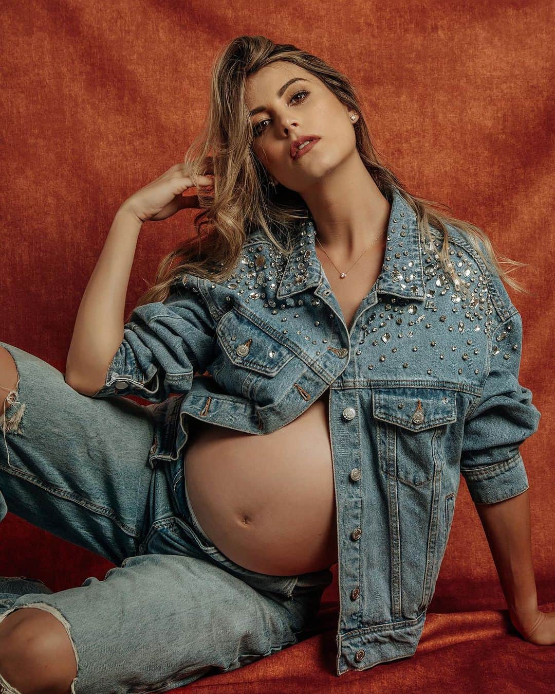 ステファニア・フェルナンデスのインスタグラム：「En la espera de mi segundo príncipe 👶🏻🧡👇🏻  Quería publicar una por una porque era difícil decir, pero para no aburrir salió carrete 🫶  Las fotos el mejor recuerdo que podemos tener de cada etapa de nuestra vidas. Todas van para un álbum (y les cuento que el que mas disfruta verlos es Liam)   📸 @edgarfuentesph  Cabello @javiermathews  Maquillaje @nataliabarbozamakeup  Chaqueta @themellieshop」