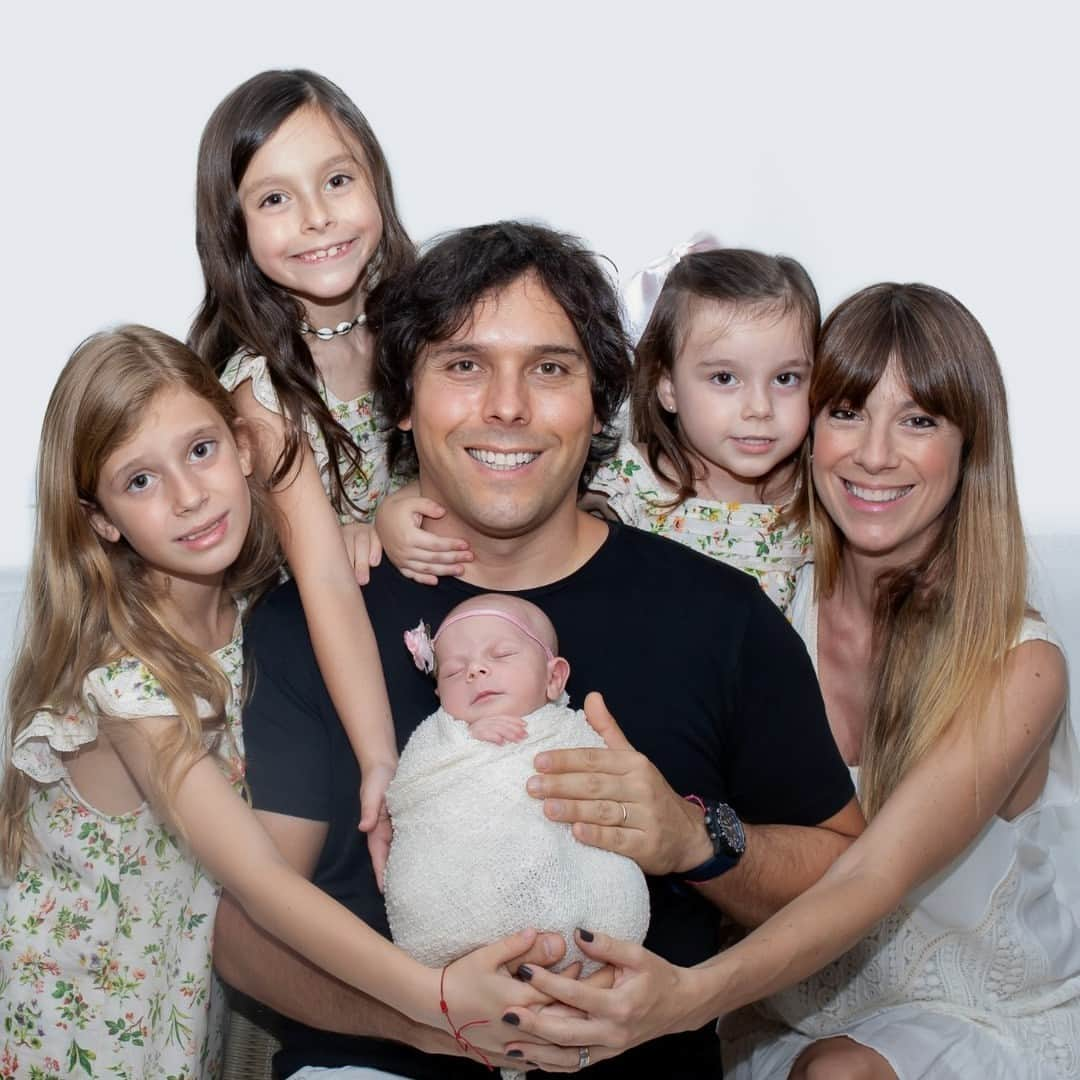 P&G（Procter & Gamble）さんのインスタグラム写真 - (P&G（Procter & Gamble）Instagram)「Diego Cerda is a #girldad. He has four daughters and truly values his time with his family. When his youngest daughter was born, he leveraged P&G’s paid parental leave and was able to slow down and focus on his newborn daughter and family.   Read Diego’s story and hear from other P&G employees who leveraged P&G’s paid parental leave in the link in bio.」7月17日 0時23分 - proctergamble