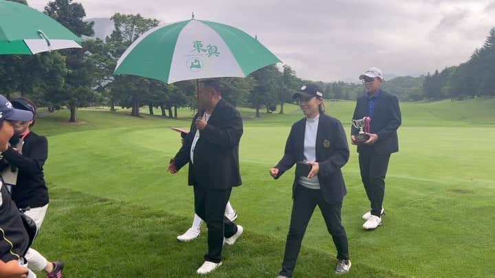 新井里茄のインスタグラム：「・ 青森県プロアマチャリティーゴルフトーナメントで優勝しました！🏅  ノーボギーの7バーディー65と自分自身のベストも更新できたのでとても満足です☺️  実行委員の皆様、競技委員の皆様、東奥カントリークラブの皆様、そして雨の中プレーオフの最後まで応援してくださった皆様、ありがとうございます！  今は試合は誰よりも楽しむ事を心がけてプレーをしていて、楽しめたら楽しめただけスコアが出るようになってきました😌  きっとそれはこの2年で私の人生のゴールがゴルフの枠を超えて広い所になったからだと思います。  去年に引き継ぎ、優勝をして何を感じたか自分なりにまとめました。  1.自分が出場者の中で1番運がいいと感じる 2.何をしても上手くいくと感じる 3.チャンスの流れに乗れるマインドにしておく 4.今日の結果は今日だけの話ではなく、日々の言動、思考の積み重ねで引き寄せたもの  あまり聞こえが良くないかもしれませんが、試合に出ている選手の中で1番練習していないし、1番勝ちに行っていないというのが事実です。でも勝てた、ポテンシャルを出せたのは「自分のマインドがそういう状態だったから」これしか無いなと。  汗水垂らして練習するのも大事、 それ以上に自分の心が満たされた状態か、豊かか、幸福を感じているかがとても大事だと思います😌  心の状態が直にプレーに影響するな、と感じた試合でした！  4ホールプレーオフ楽しかったな⛳️✨  #写真の最後でボケがち #青森県 #今度はしっかり観光したい  #帰り際にグータッチしてくれた #宮里聖志さん #宮里優作さん #優しすぎて泣いた  #全てに感謝ありがとう」