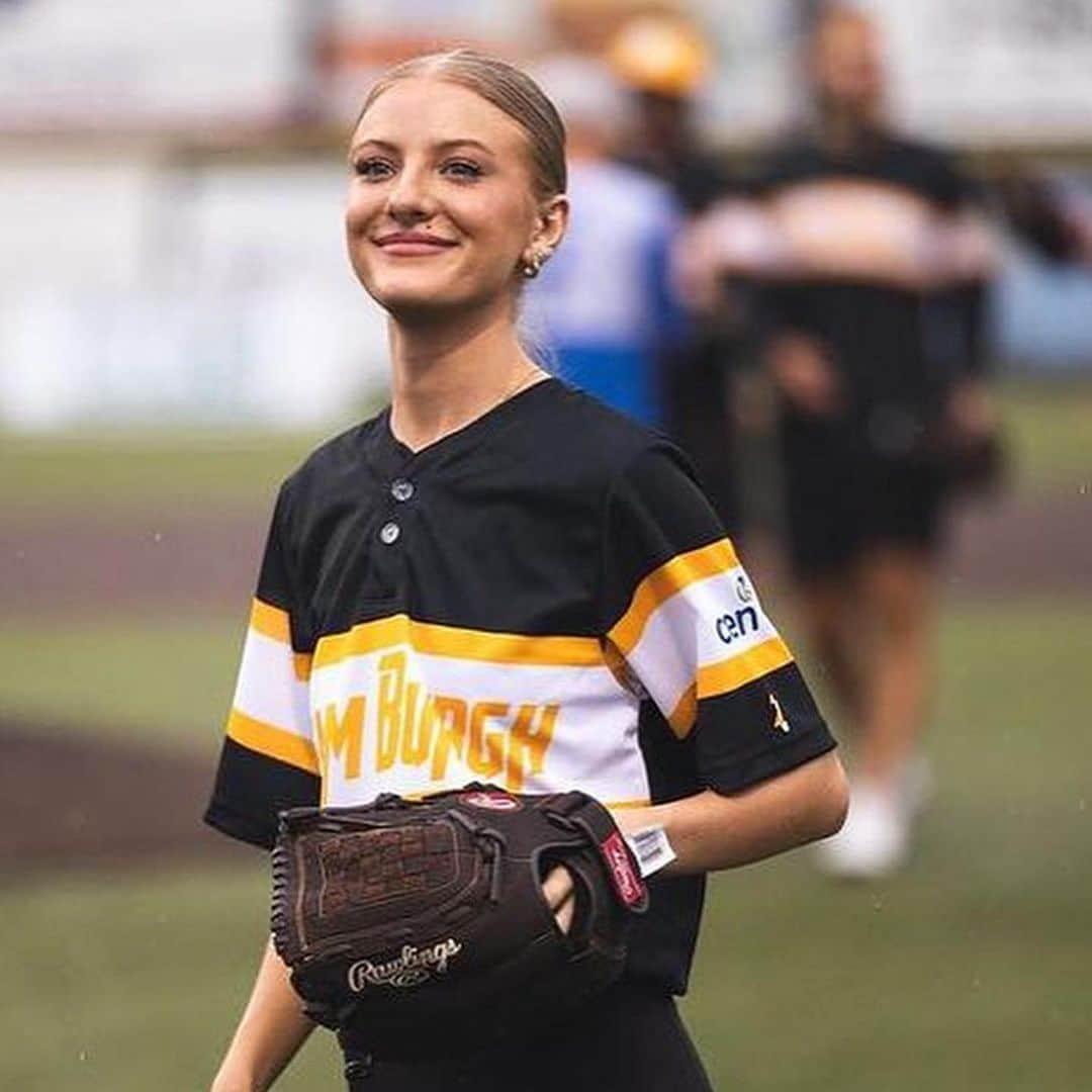 ペイジュ・ハイランドさんのインスタグラム写真 - (ペイジュ・ハイランドInstagram)「last night I stepped out of my comfort zone and played in my first ever softball game supporting the @theheywardhouse 💛🖤 such an honor to be a part of it.. GO BURGH 🙌」7月17日 0時16分 - paigehyland1