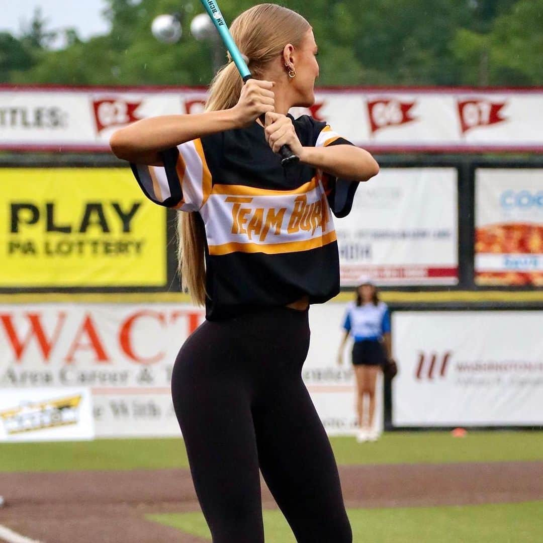 ペイジュ・ハイランドさんのインスタグラム写真 - (ペイジュ・ハイランドInstagram)「last night I stepped out of my comfort zone and played in my first ever softball game supporting the @theheywardhouse 💛🖤 such an honor to be a part of it.. GO BURGH 🙌」7月17日 0時16分 - paigehyland1