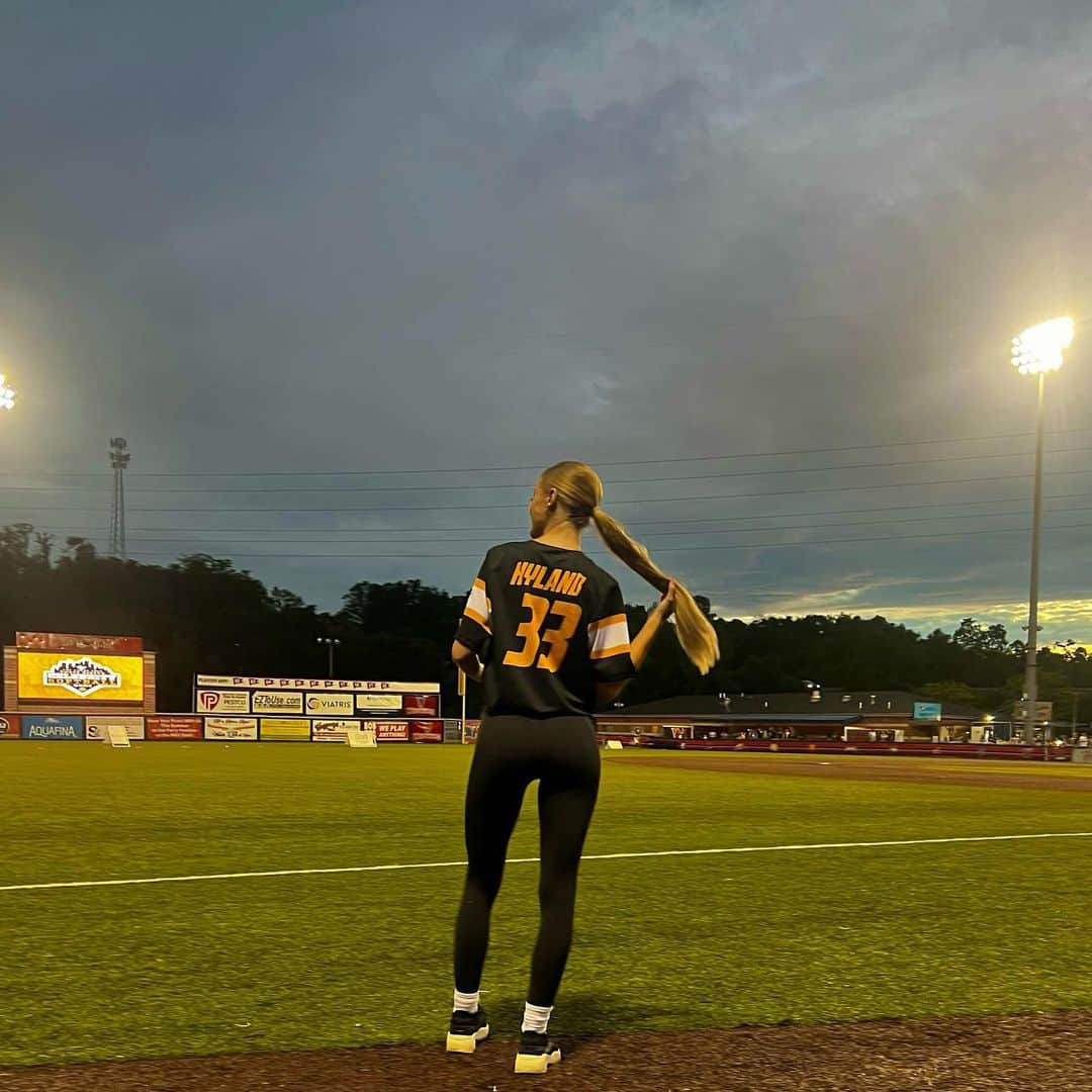 ペイジュ・ハイランドのインスタグラム：「last night I stepped out of my comfort zone and played in my first ever softball game supporting the @theheywardhouse 💛🖤 such an honor to be a part of it.. GO BURGH 🙌」