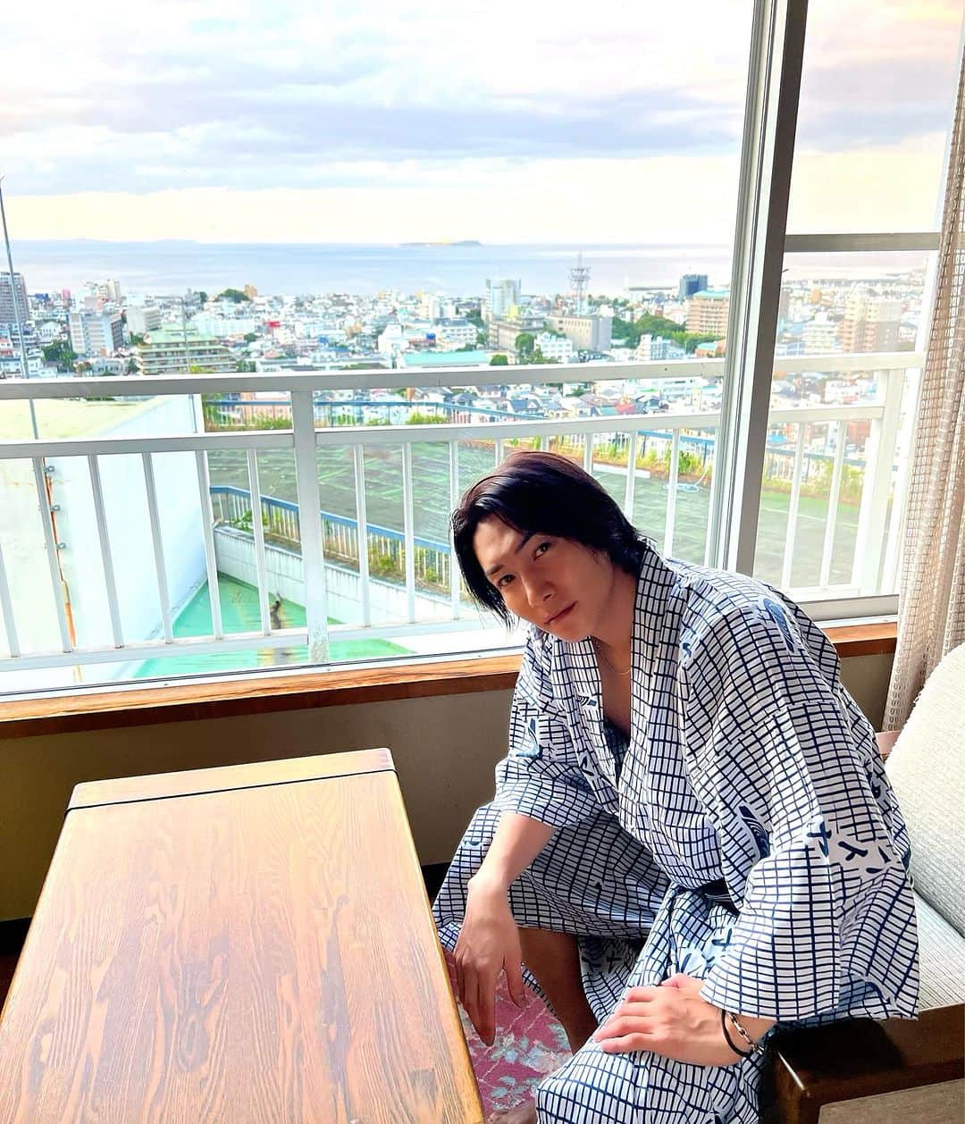 ジョーブログのインスタグラム：「静岡県は伊東市のハトヤホテルに行ってきたよー！動画もう見てくれた〜🙋‍♂️？ まだまだ全国のバブル遺産旅やってくでえー！！ 温泉入りすぎて温泉のことめちゃくちゃ詳しくなってきたわw 経験値おじいちゃんやわ笑 浴衣も着すぎてもう見慣れたやろ🤣  こんなにも旅できることに感謝やし、それをオモロいと思って見てくれてありがとうやでえ！」