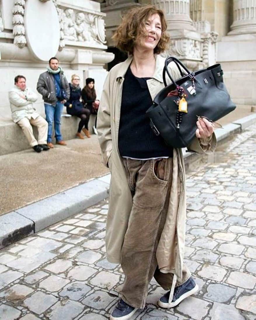 ワットゴーズアラウンドカムズアラウンドさんのインスタグラム写真 - (ワットゴーズアラウンドカムズアラウンドInstagram)「Jane birkin passed away today at age 76 in Paris. A forever fashion icon, inspiring decades of fashion lovers with her effortlessly chic and unique style 🖤  #janebirkin #birkinbag #birkinstyle #janebirkinstyle #janebirkinbag #birkin #frenchgirlstyle #parsianstyle #hermesbirkin  Photo Credits: Bruce Weber, Getty Image Archive」7月17日 0時29分 - whatgoesaroundnyc
