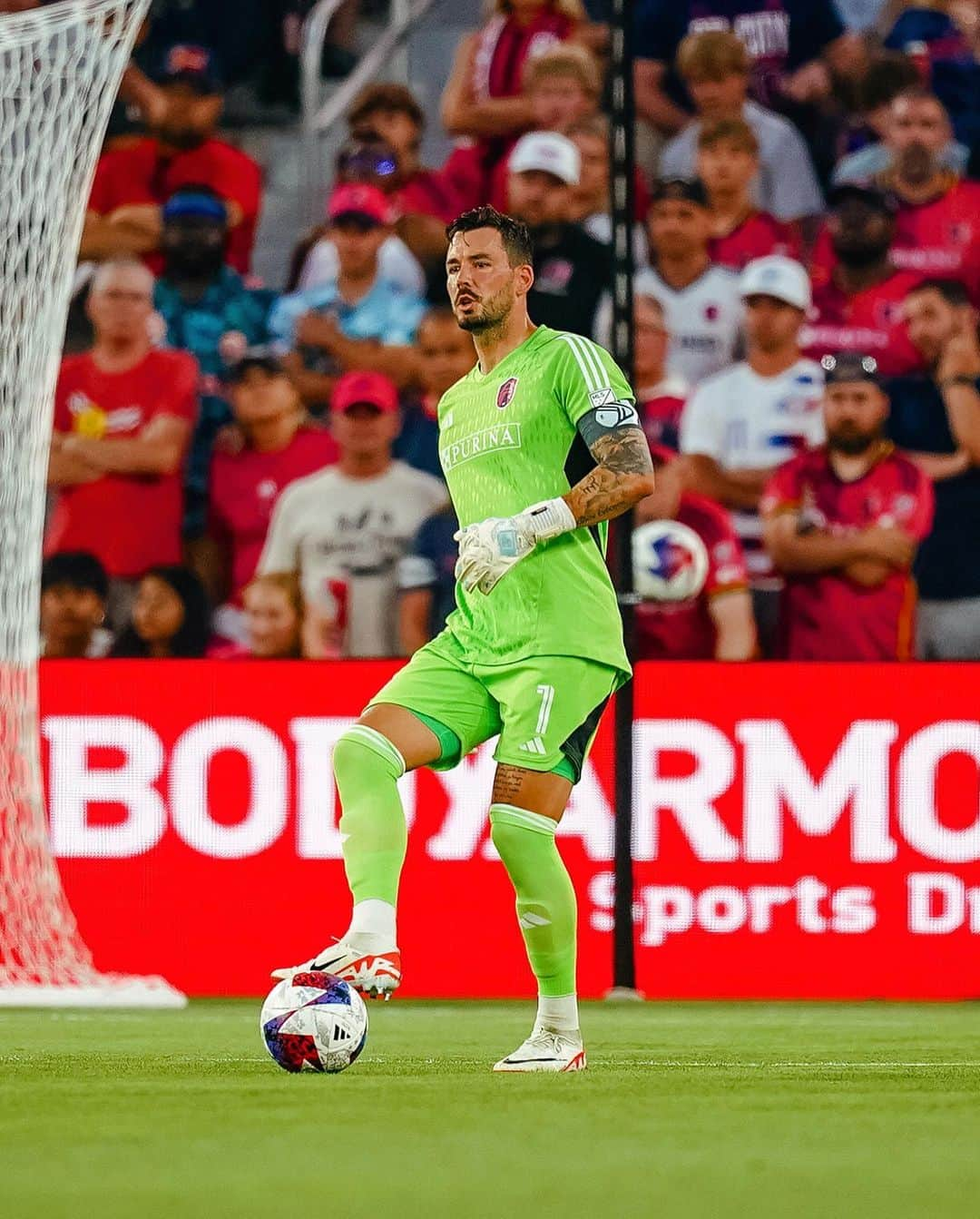 ロマン・ビュルキさんのインスタグラム写真 - (ロマン・ビュルキInstagram)「W ✅  Clean sheet ✅  #1 in the west ✅  Best fans in MLS✅  #RB1」7月17日 0時30分 - rbuerki