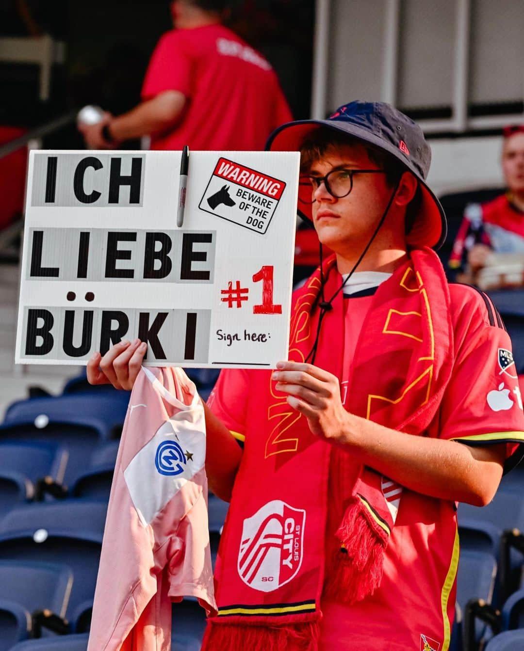 ロマン・ビュルキさんのインスタグラム写真 - (ロマン・ビュルキInstagram)「W ✅  Clean sheet ✅  #1 in the west ✅  Best fans in MLS✅  #RB1」7月17日 0時30分 - rbuerki