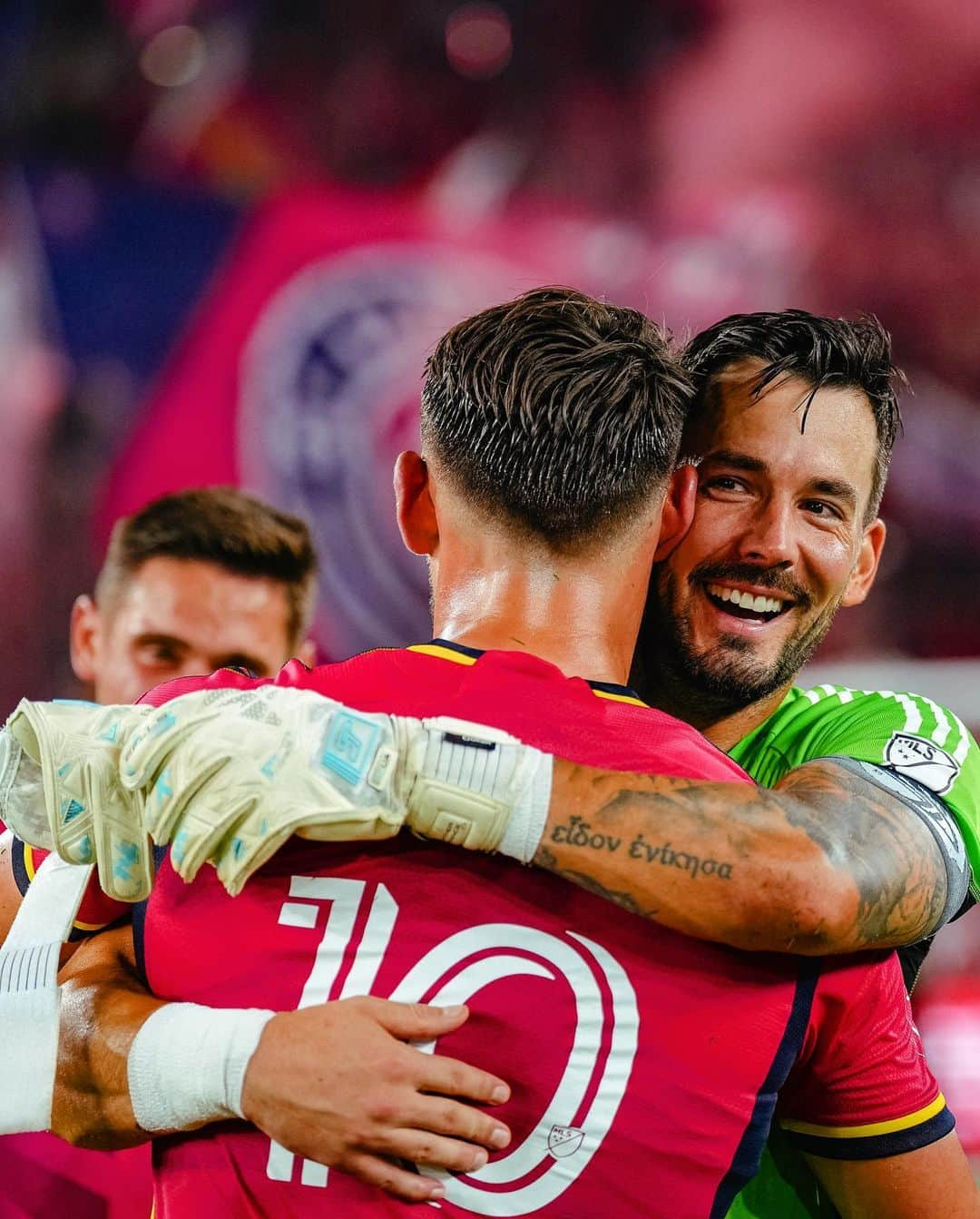 ロマン・ビュルキさんのインスタグラム写真 - (ロマン・ビュルキInstagram)「W ✅  Clean sheet ✅  #1 in the west ✅  Best fans in MLS✅  #RB1」7月17日 0時30分 - rbuerki