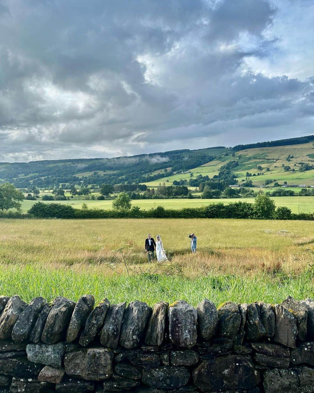 アレキサンドラ・ゴロフキナのインスタグラム：「Beautiful wedding and amazing place 🌳⛰️🌤️ So happy for you both @beccalouisereid @andrewmcgillam 🥹🤍」