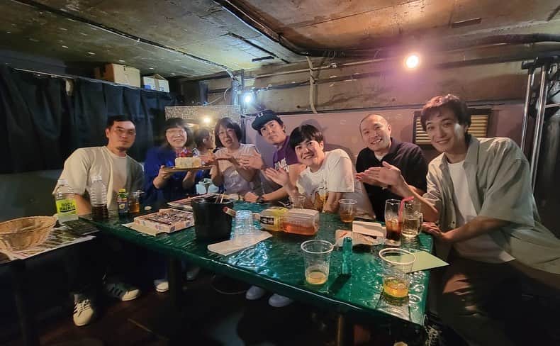 溜口佑太朗のインスタグラム：「阿佐ヶ谷姉妹えりこさんの誕生日が昨日だったので、ASH&Dメンバーで大喜利バースデーサプライズ！ 大喜利の答えの頭文字を読むと…！  #タカサ大喜利倶楽部」