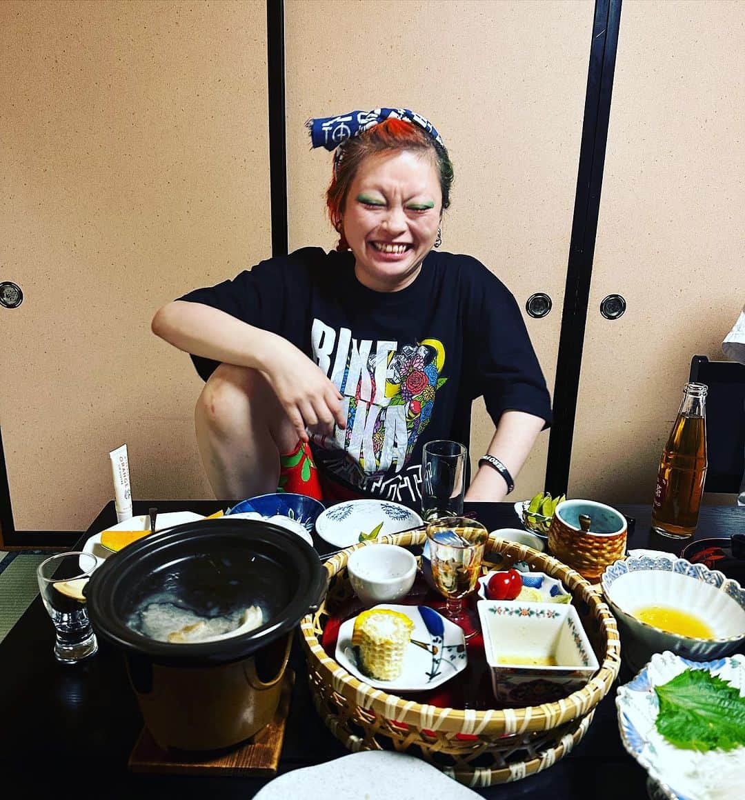 マッコイ斉藤のインスタグラム：「化け猫が楽しそうにのんでます。 #鮭川村観光」