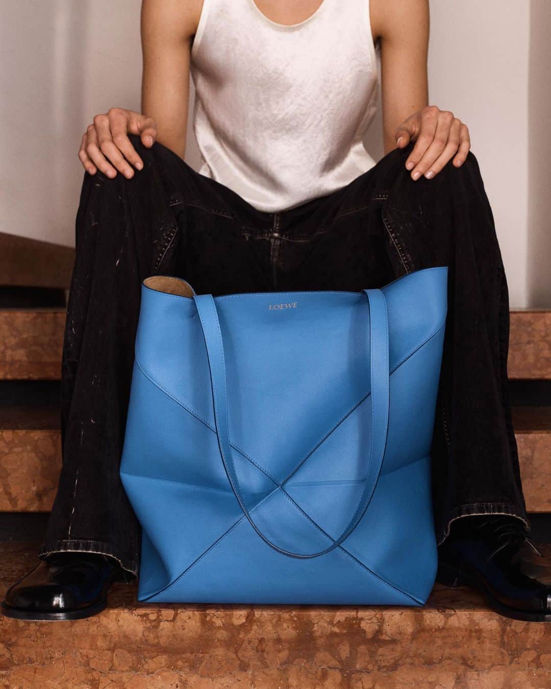 Loeweさんのインスタグラム写真 - (LoeweInstagram)「Large Puzzle Fold Tote in Seaside Blue—inspired by the iconic geometry of the original Puzzle debuted in 2014 as Jonathan Anderson’s first bag for LOEWE and an archive design known as the Origami bag.  loewe.com  #LOEWE #LOEWEpuzzle」7月18日 1時00分 - loewe
