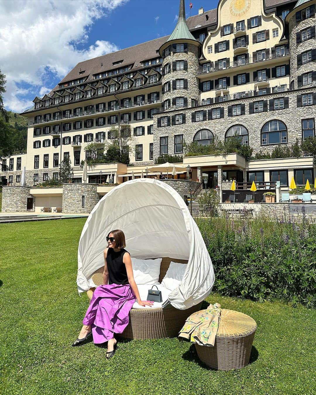 オリヴィア・パレルモのインスタグラム：「✨💐🌺🌷Beautiful summer weekend in St. Moritz @suvrettahouse 🏔️💗✨☀️」