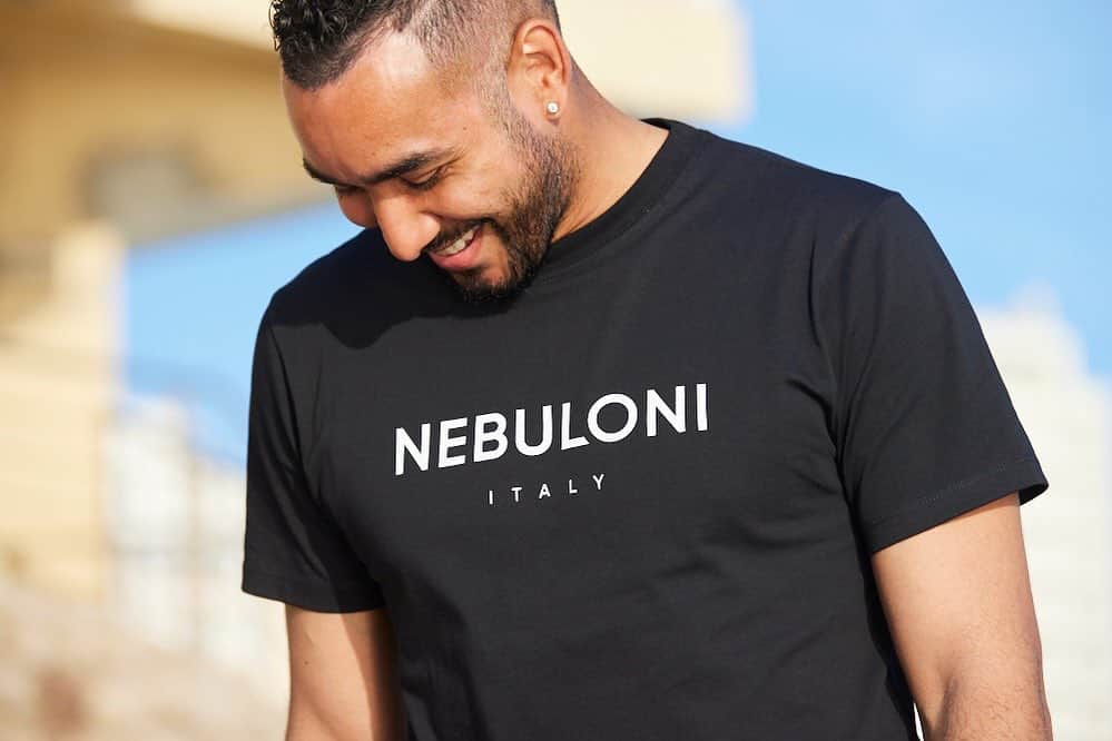 ディミトリ・ペイェのインスタグラム：「JEUX CONCOURS 🎁  A l’occasion du lancement de la marque, nous lançons un jeu concours qui vous permettra de gagner le t-shirt Nebuloni de votre choix!  Pour participer, rien de plus simple, il vous suffit de:   1/ Follow le compte @nebuloni.italy  2/ Identifiez 3 personnes en commentaire  3/ Augmentez vos chances en partageant la publication dans votre story en identifiant le compte @nebuloni.italy   Le concours prendra fin le 31 juillet à 23:59 heure française,  et le tirage au sort se fera  le 1er août  et désignera le grand gagnant!   Bonne chance à tous!  #jeuxconcours #dimitripayet #olympiquedemarseille #marseille #concours #nebulonibyad #nebuloni」