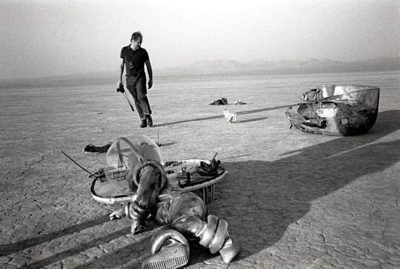 ピーター・リンドバーグのインスタグラム：「On set, El Mirage, California, 1990 #LindberghStories #vogueitalia」