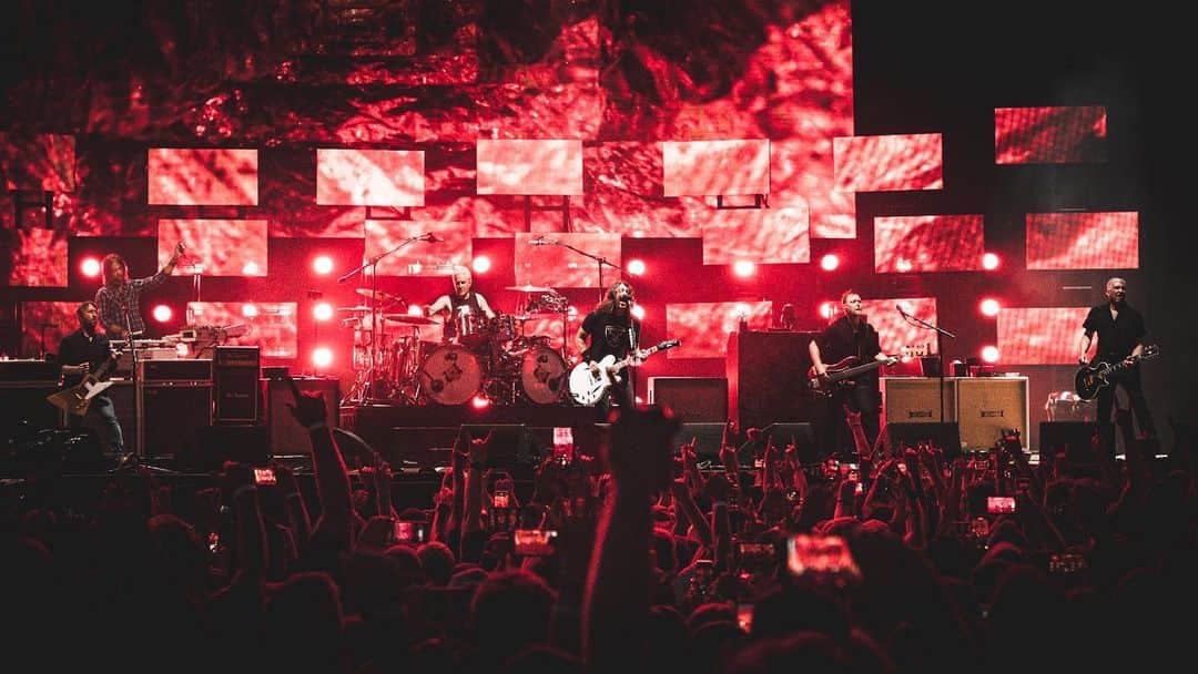 フー・ファイターズのインスタグラム：「@harleydavidson Homecoming!!! 🤘 Thank you, Milwaukee!!!  Photos by @andiktaylor   #HD120 #harleydavidson」
