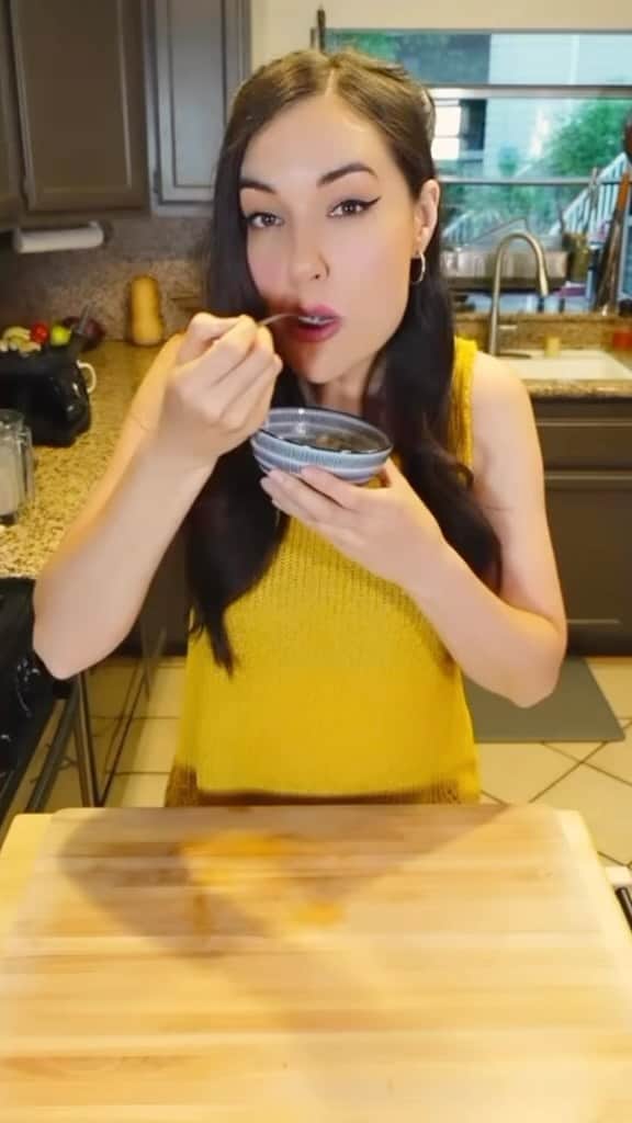サーシャ・グレイのインスタグラム：「It’s #nationalicecreamday ANOTHER day invented by social media but hey at least you can now make ice cream yourself WITHOUT a machine. Try out this recipe, super easy & delicious 😮‍💨☄️」