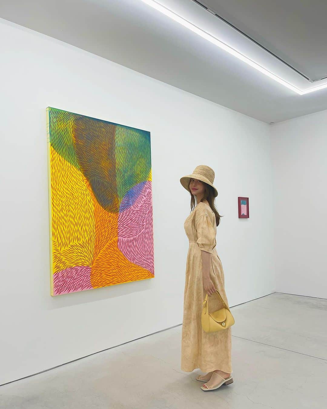 野崎萌香のインスタグラム：「ジュリア・チャンの新作の個展 Remember That Time When Whatを ナンズカギャラリーに見に行ってきたよ🌌  わくわくしたりドキドキしたり さみしさを共有できるそんな作品が沢山ありました。」
